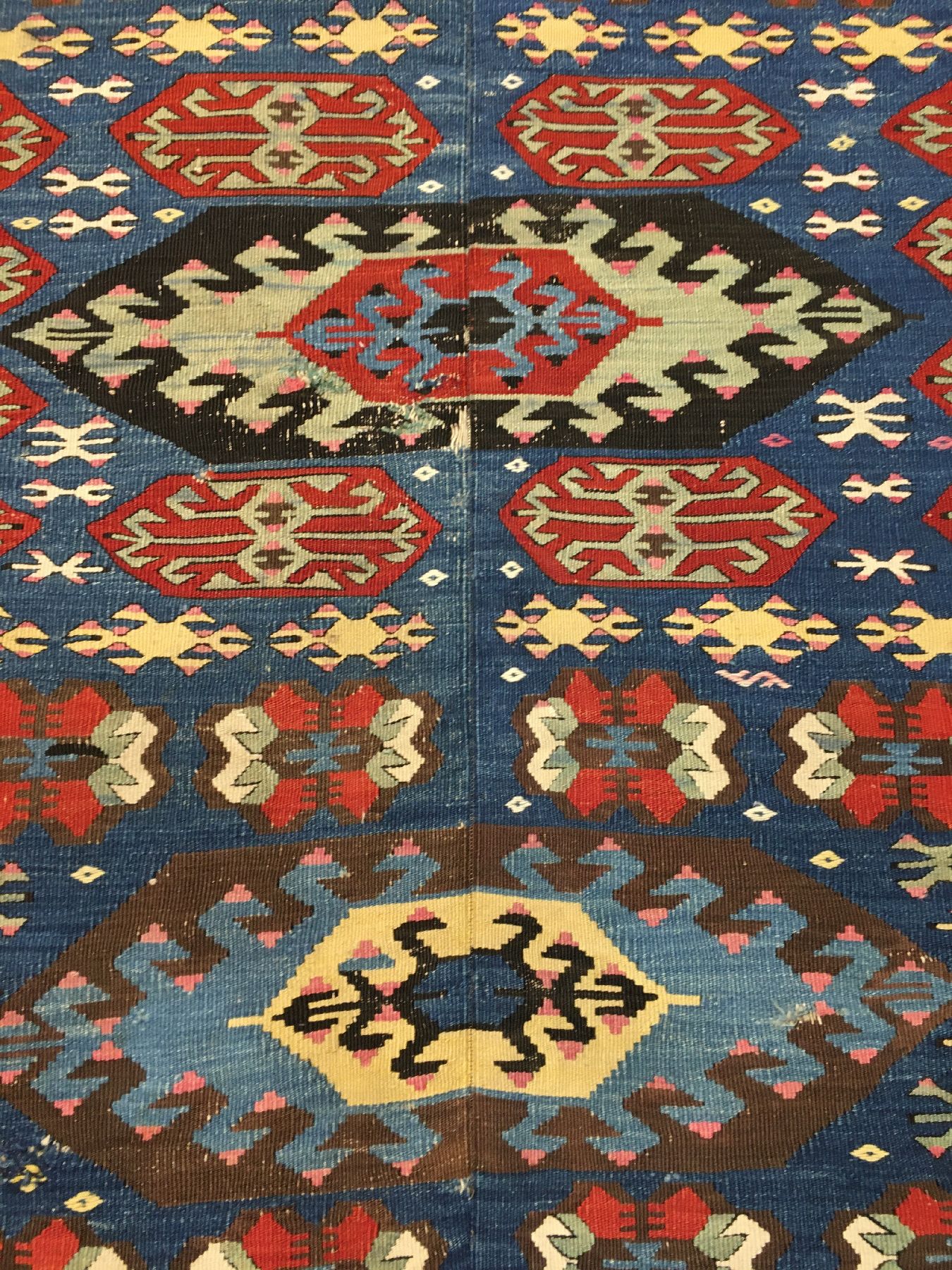 Detail c: Seltener Westanatolischer Kelim antik, Westanatolien Manisa-Gebiet, 19.Jhd., Wolle gewebt auf Wolle. Blaugrundiger Kelim aus der Manisa Provinz ...