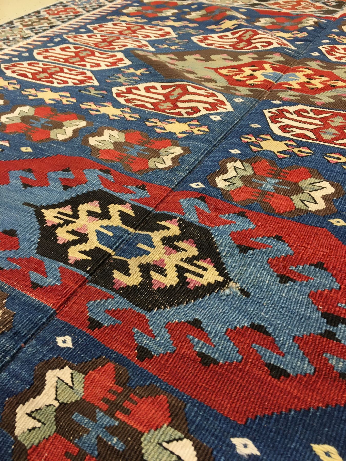 Detail d: Seltener Westanatolischer Kelim antik, Westanatolien Manisa-Gebiet, 19.Jhd., Wolle gewebt auf Wolle. Blaugrundiger Kelim aus der Manisa Provinz ...