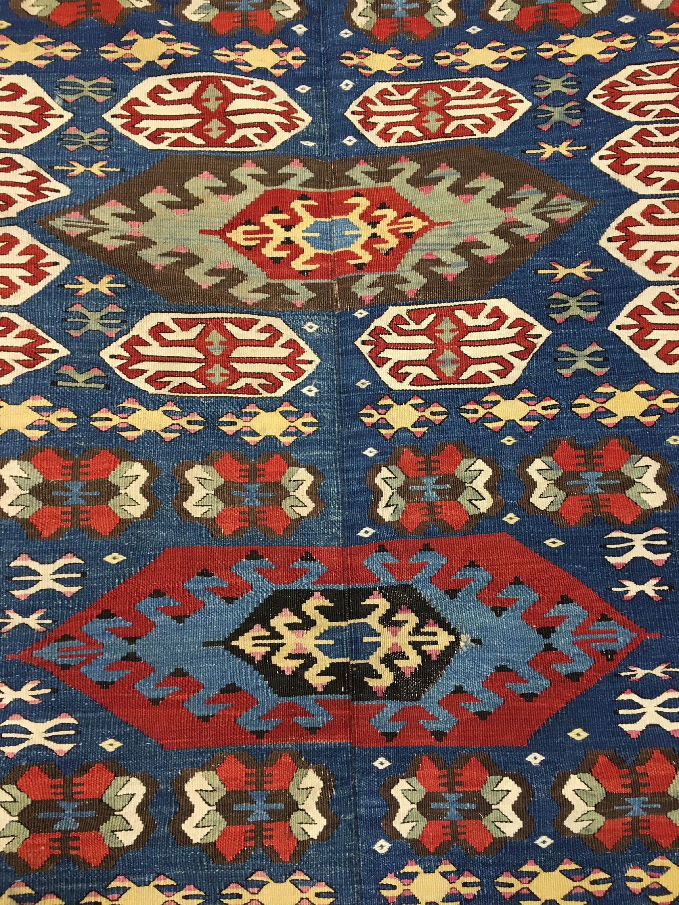 Detail e: Seltener Westanatolischer Kelim antik, Westanatolien Manisa-Gebiet, 19.Jhd., Wolle gewebt auf Wolle. Blaugrundiger Kelim aus der Manisa Provinz ...