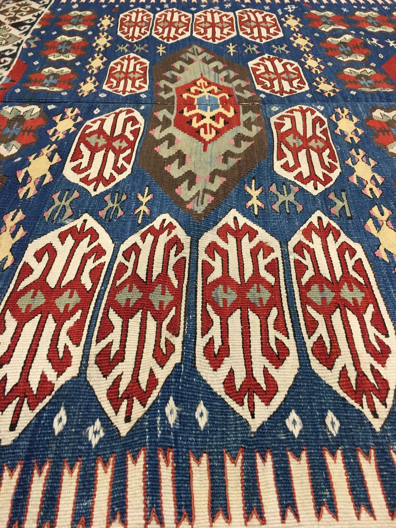 Detail f: Seltener Westanatolischer Kelim antik, Westanatolien Manisa-Gebiet, 19.Jhd., Wolle gewebt auf Wolle. Blaugrundiger Kelim aus der Manisa Provinz ...