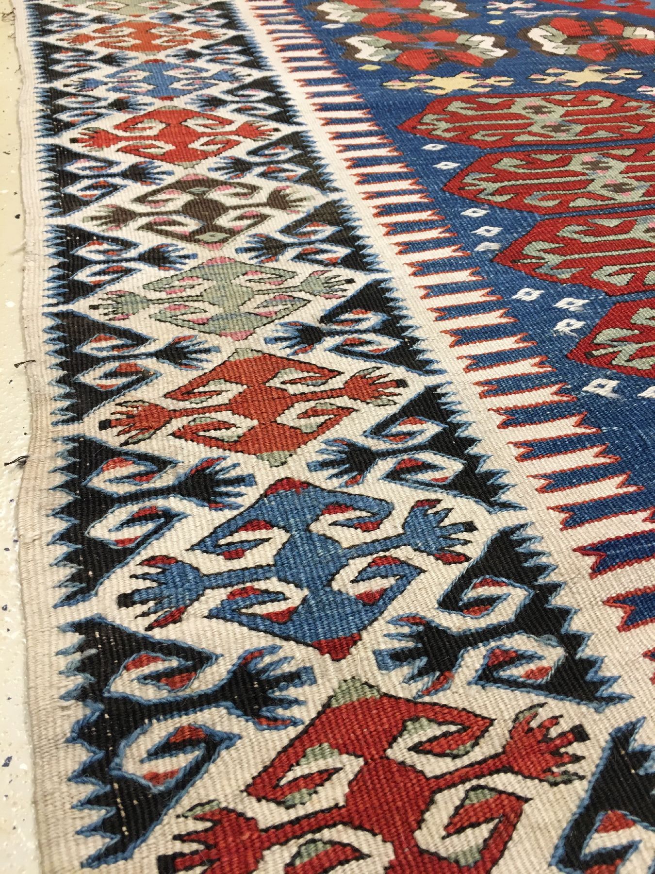 Detail g: Seltener Westanatolischer Kelim antik, Westanatolien Manisa-Gebiet, 19.Jhd., Wolle gewebt auf Wolle. Blaugrundiger Kelim aus der Manisa Provinz ...