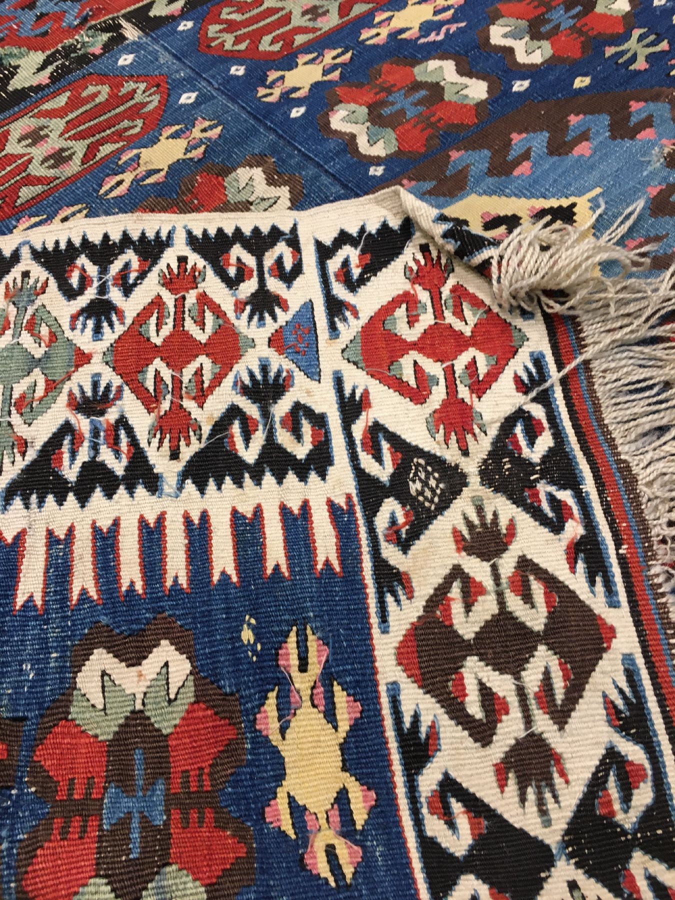 Detail h: Seltener Westanatolischer Kelim antik, Westanatolien Manisa-Gebiet, 19.Jhd., Wolle gewebt auf Wolle. Blaugrundiger Kelim aus der Manisa Provinz ...