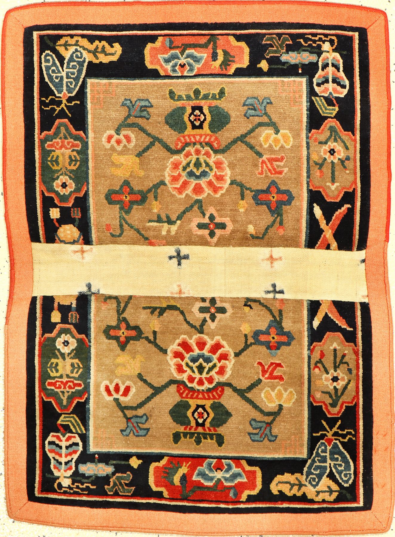 Schigatse "Makden" alt, Südtibet, um 1920, Wolle geknüpft auf Wolle. Sattelauflage der tibeter mit Päonien-Vasenmuster. ...
