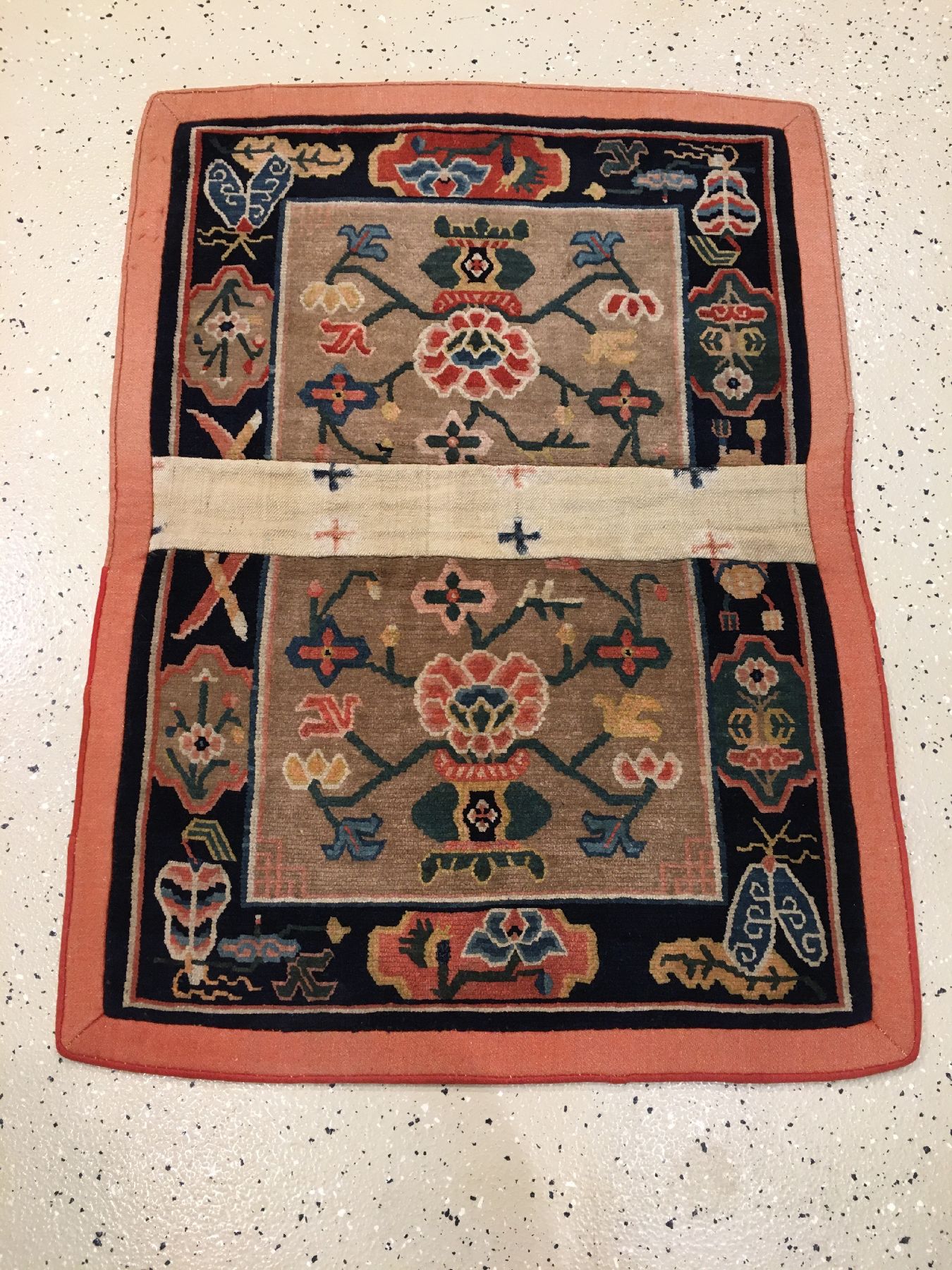 Detail a: Schigatse "Makden" alt, Südtibet, um 1920, Wolle geknüpft auf Wolle. Sattelauflage der tibeter mit Päonien-Vasenmuster. ...