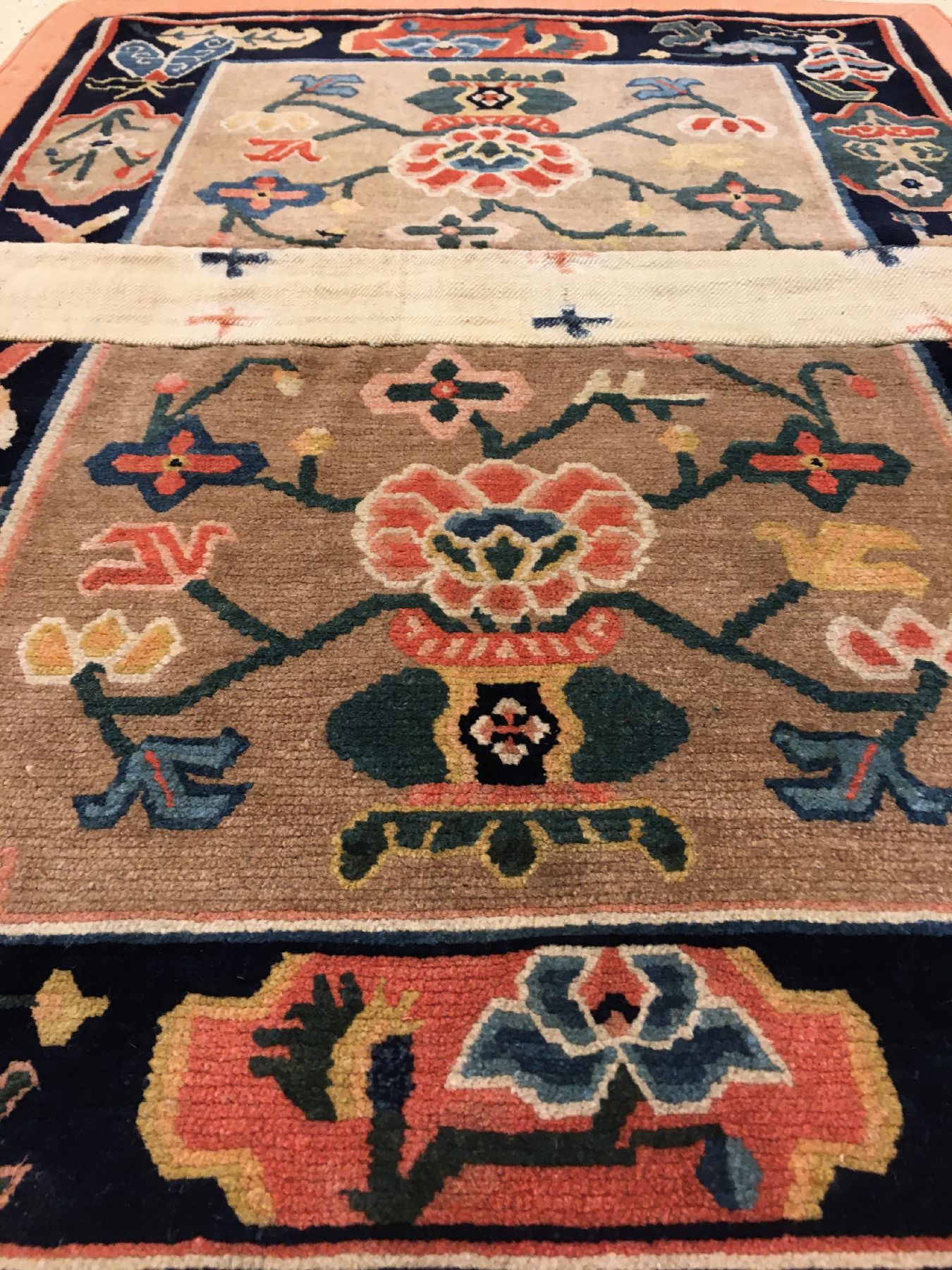 Detail b: Schigatse "Makden" alt, Südtibet, um 1920, Wolle geknüpft auf Wolle. Sattelauflage der tibeter mit Päonien-Vasenmuster. ...