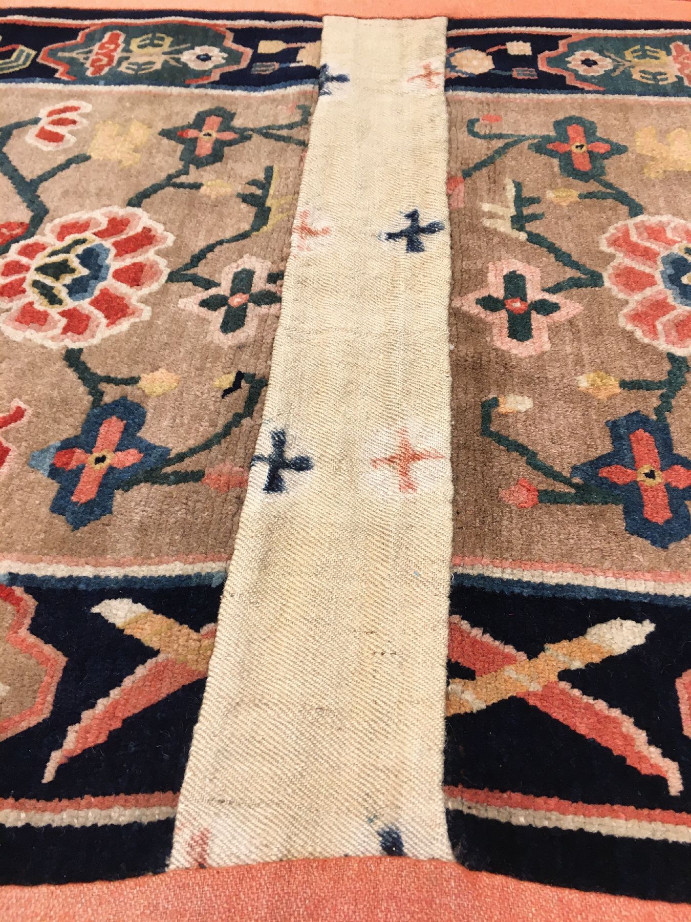 Detail c: Schigatse "Makden" alt, Südtibet, um 1920, Wolle geknüpft auf Wolle. Sattelauflage der tibeter mit Päonien-Vasenmuster. ...