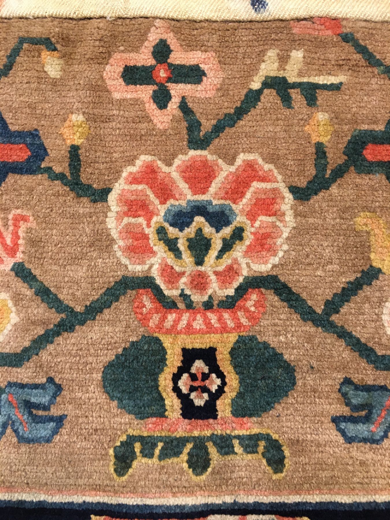 Detail d: Schigatse "Makden" alt, Südtibet, um 1920, Wolle geknüpft auf Wolle. Sattelauflage der tibeter mit Päonien-Vasenmuster. ...