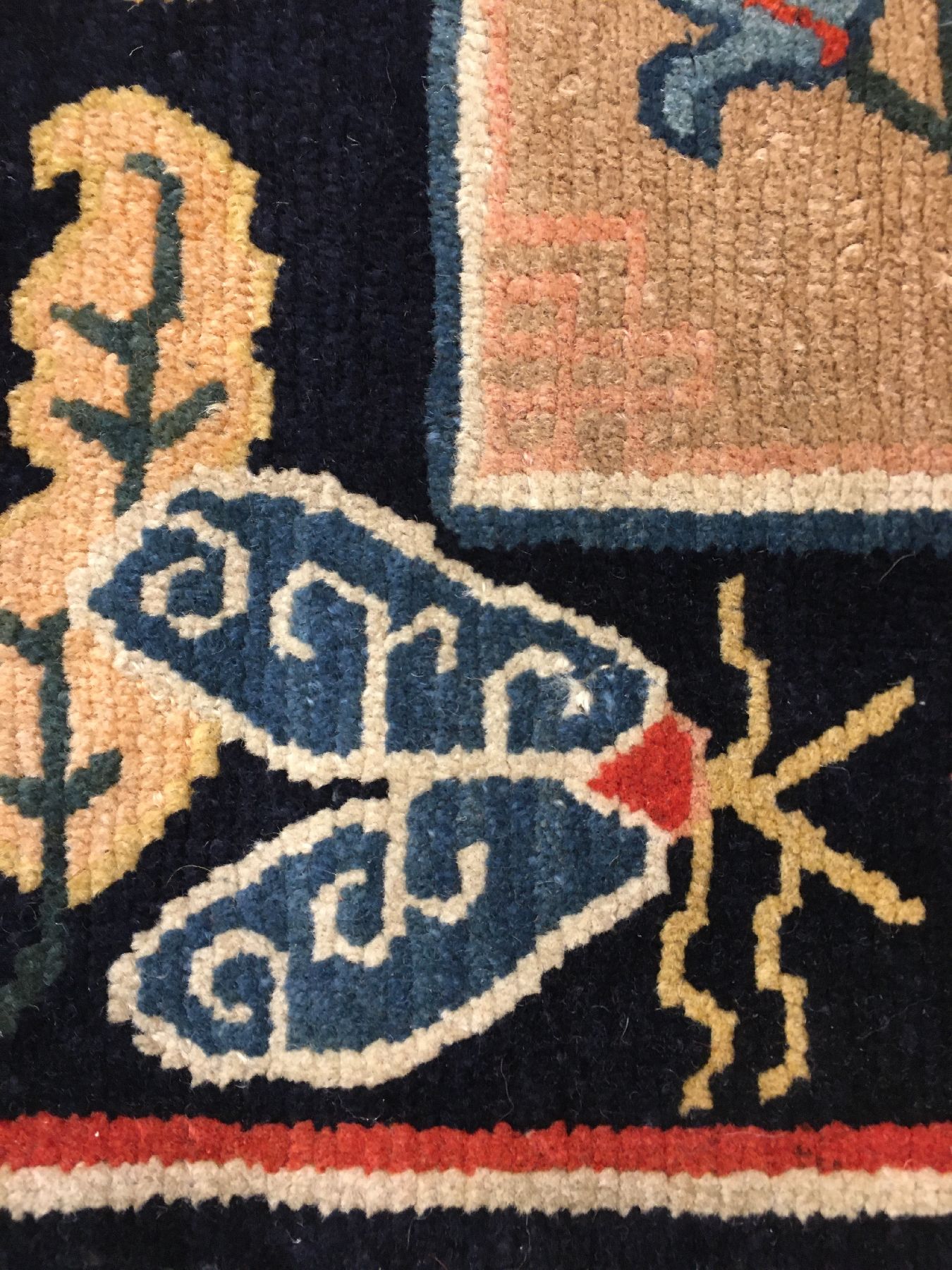 Detail e: Schigatse "Makden" alt, Südtibet, um 1920, Wolle geknüpft auf Wolle. Sattelauflage der tibeter mit Päonien-Vasenmuster. ...