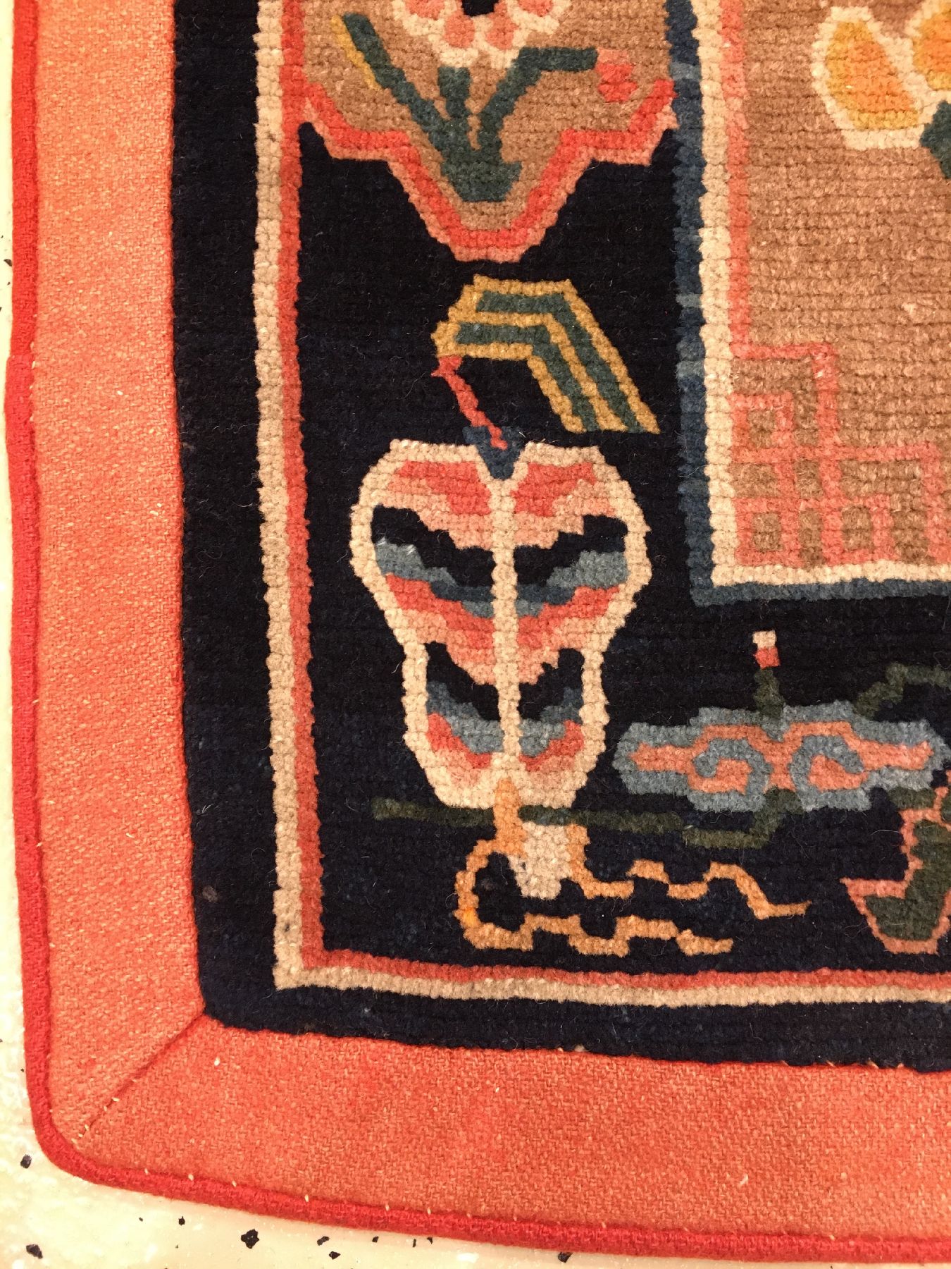 Detail f: Schigatse "Makden" alt, Südtibet, um 1920, Wolle geknüpft auf Wolle. Sattelauflage der tibeter mit Päonien-Vasenmuster. ...