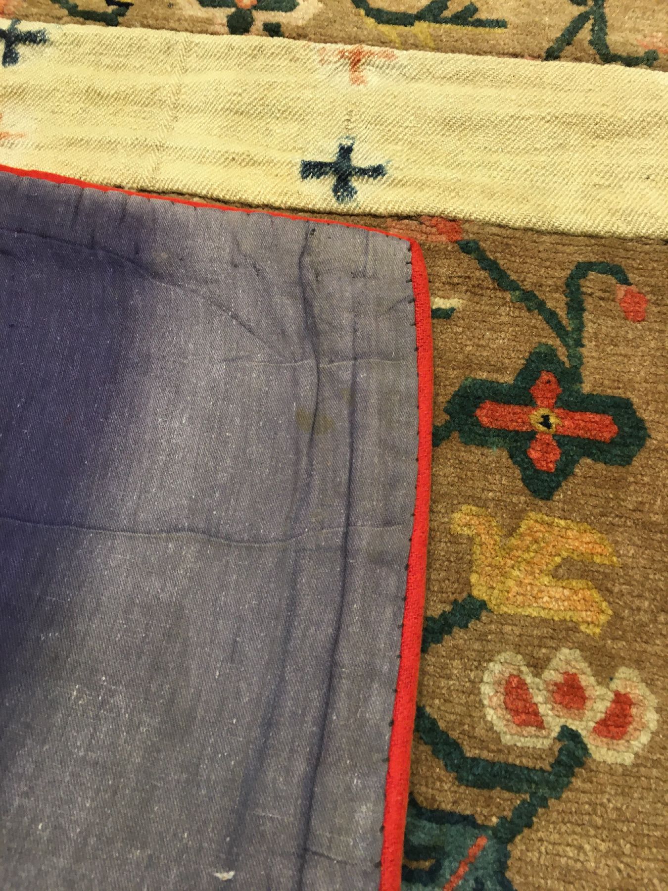 Detail g: Schigatse "Makden" alt, Südtibet, um 1920, Wolle geknüpft auf Wolle. Sattelauflage der tibeter mit Päonien-Vasenmuster. ...