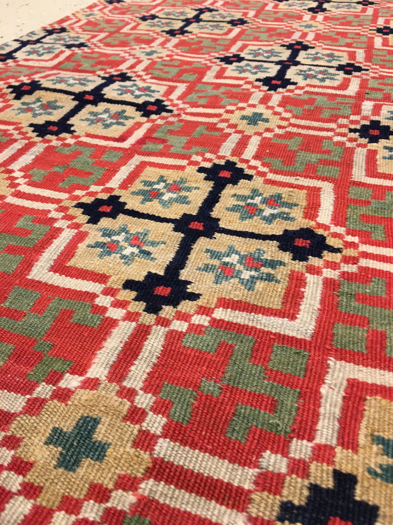 Detail e: Feine Rölakan Täcke antik, Südschweden Skäne-Gebiet, 19.Jhd., Wolle in Rölakan-Technik gewebt auf Wolle. Hälfte einer Hochzeitsdecke aus ...