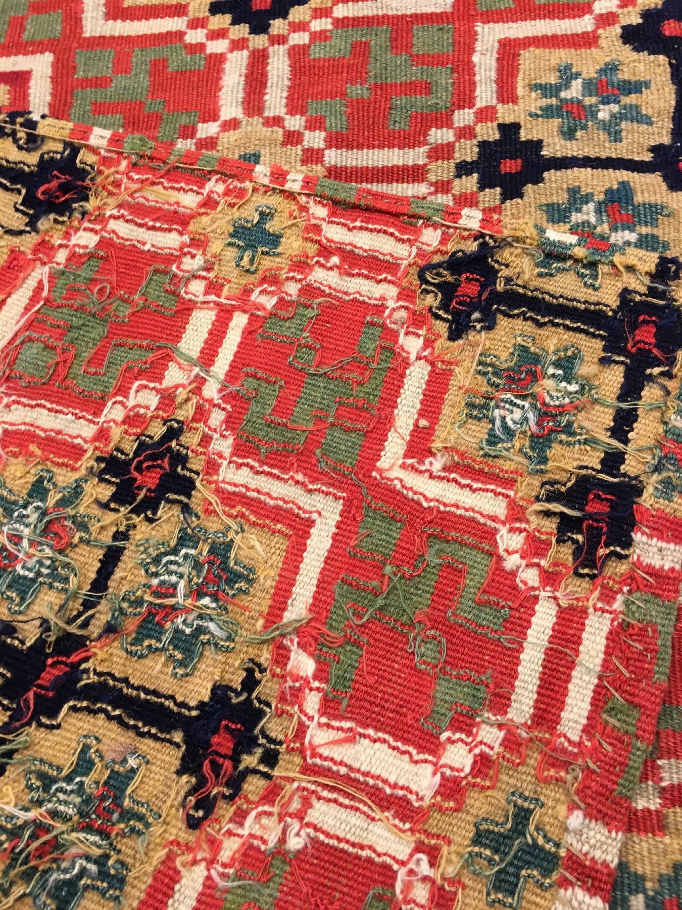 Detail f: Feine Rölakan Täcke antik, Südschweden Skäne-Gebiet, 19.Jhd., Wolle in Rölakan-Technik gewebt auf Wolle. Hälfte einer Hochzeitsdecke aus ...