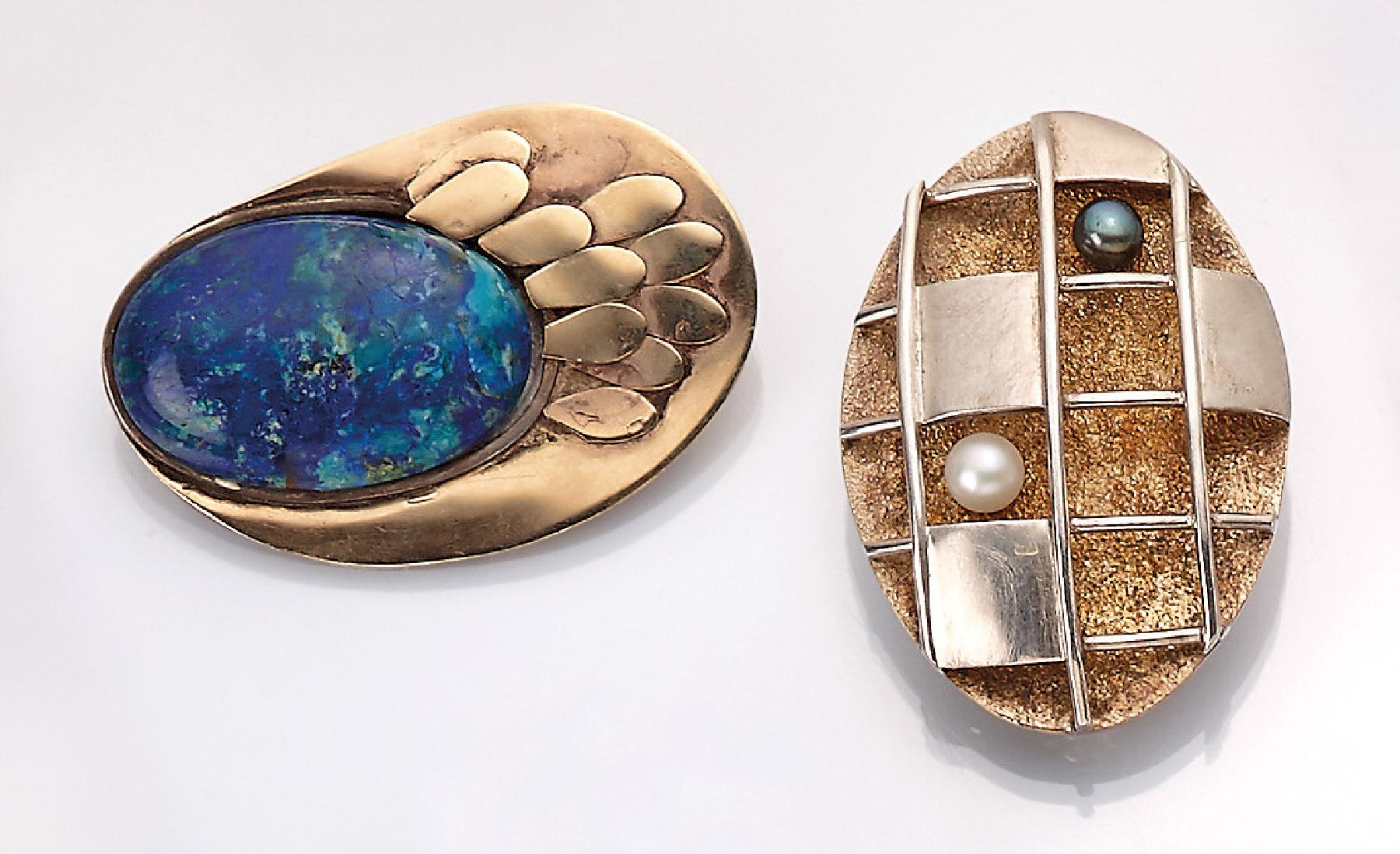 Konvolut 2 Broschen, 1960/70er Jahre, Silber, teilvergoldet, 1 x mit Larimar- Cabochon, (1 Blättchen fehlt), 1 x mit Zuchtperlen, ausgefallen