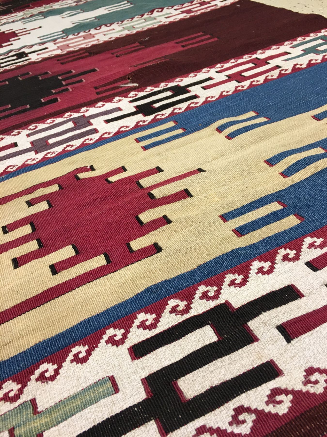 Detail d: Feiner Reyhanli "Kelim" antik, Südostanatolien, 19.Jhd., Wolle mit weißen Baumwoll-Highlights gewebt auf Wolle. Querbalken mit Parmakli ...