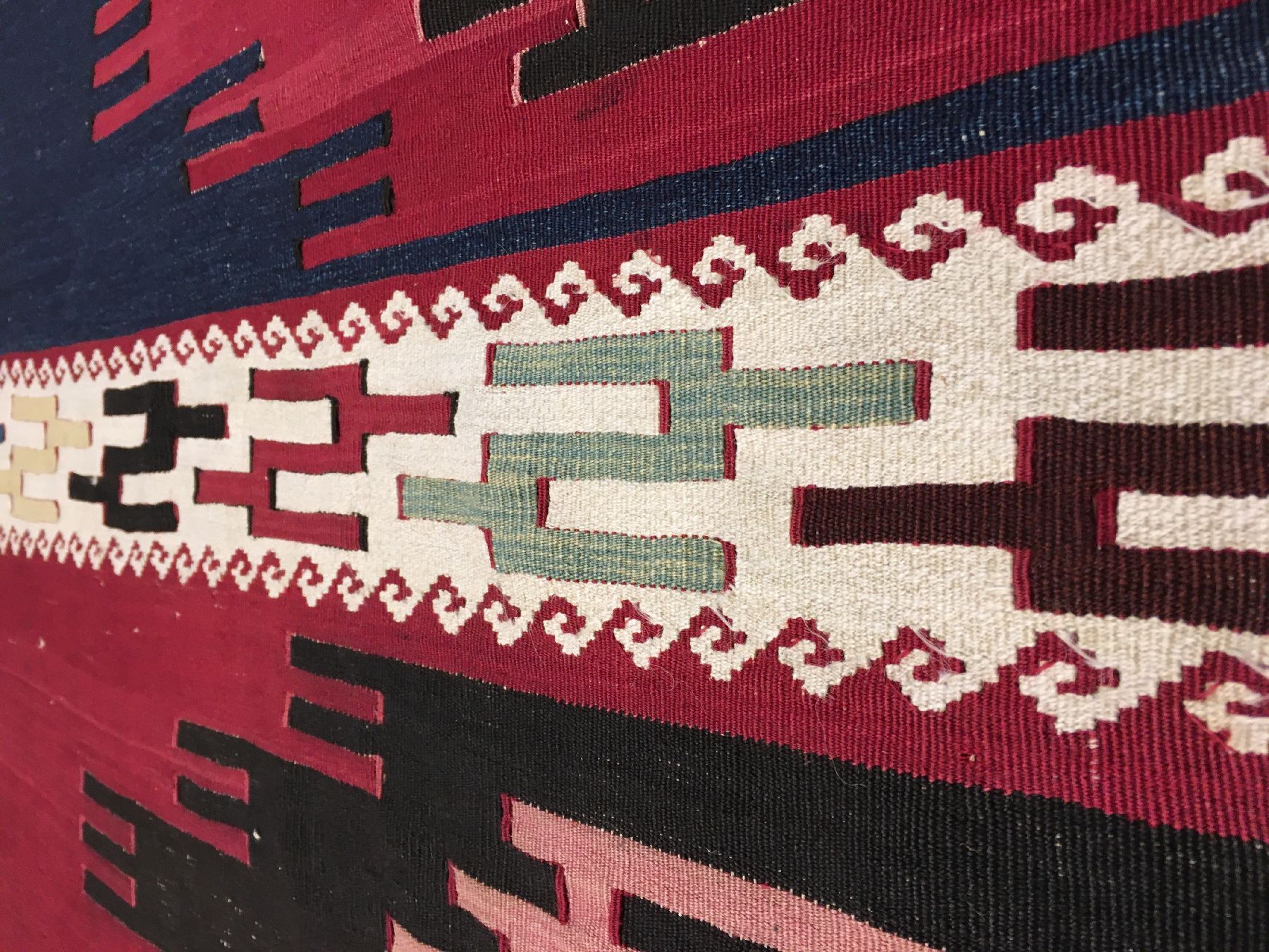 Detail h: Feiner Reyhanli "Kelim" antik, Südostanatolien, 19.Jhd., Wolle mit weißen Baumwoll-Highlights gewebt auf Wolle. Querbalken mit Parmakli ...