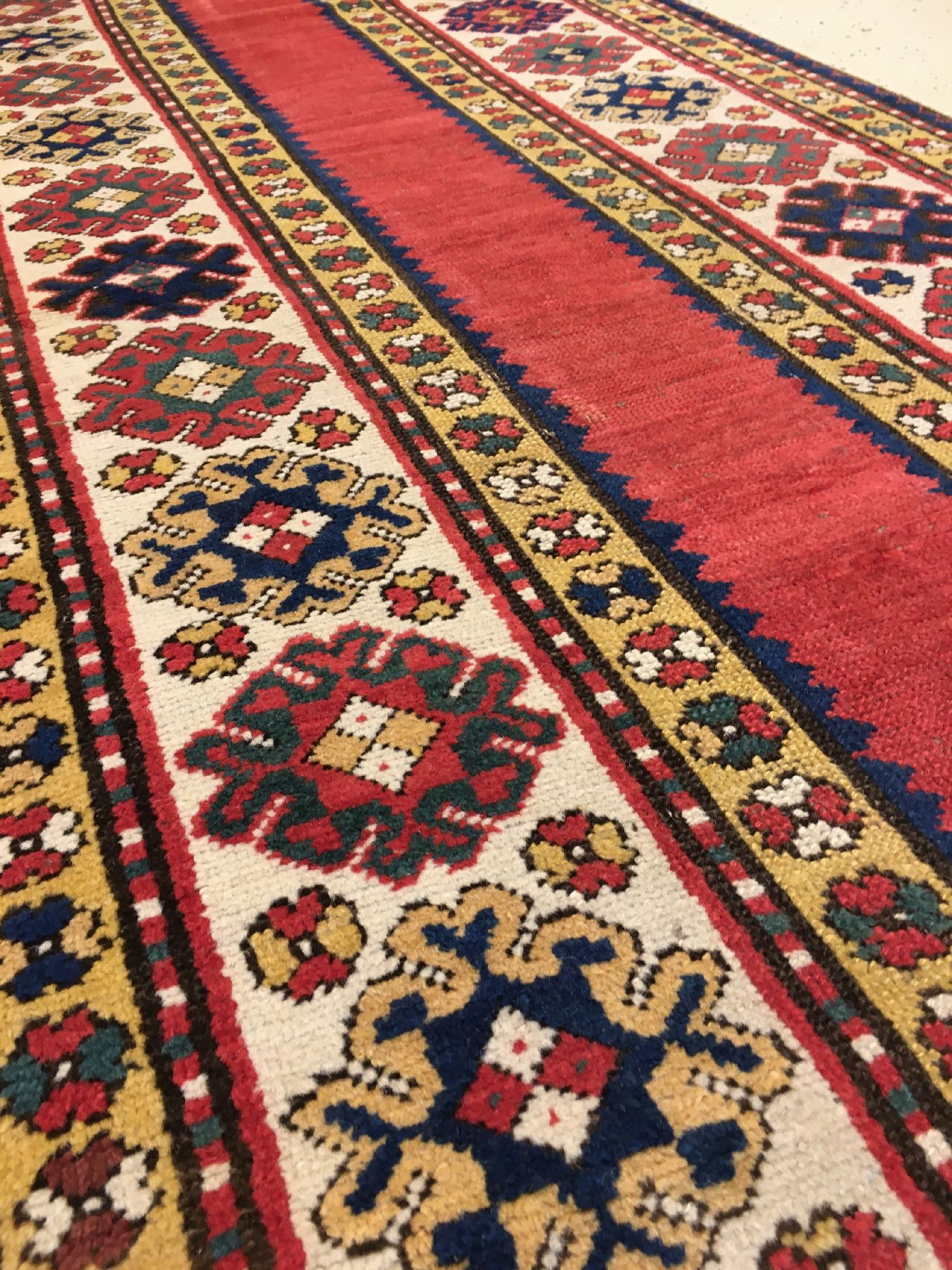 Detail b: Seltene Saliani "Galerie" antik, Südkaukasus, 19.Jhd., Wolle geknüpft auf Wolle. Diese seltenen Teppiche mit "Met-Hane" Feld ...