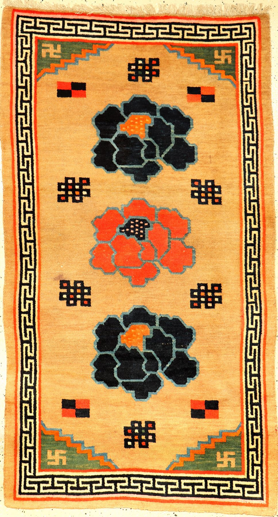 Kampa-Dzong "Khaden" alt (Päonien), Südtibet, um 1920, Wolle geknüpft auf Wolle. Dekorativer tibetischer Schlafteppich mit Päonien ...