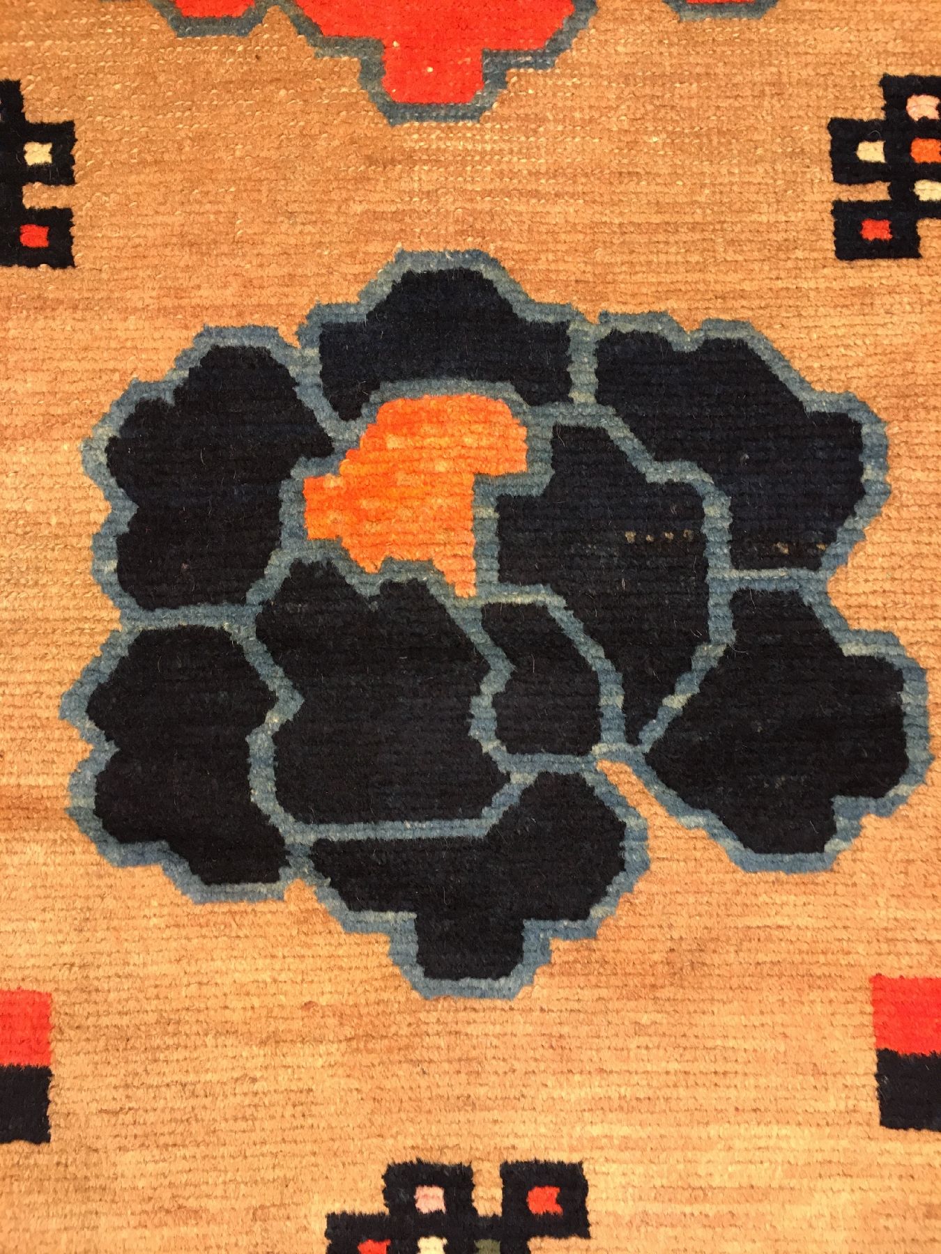 Detail c: Kampa-Dzong "Khaden" alt (Päonien), Südtibet, um 1920, Wolle geknüpft auf Wolle. Dekorativer tibetischer Schlafteppich mit Päonien ...