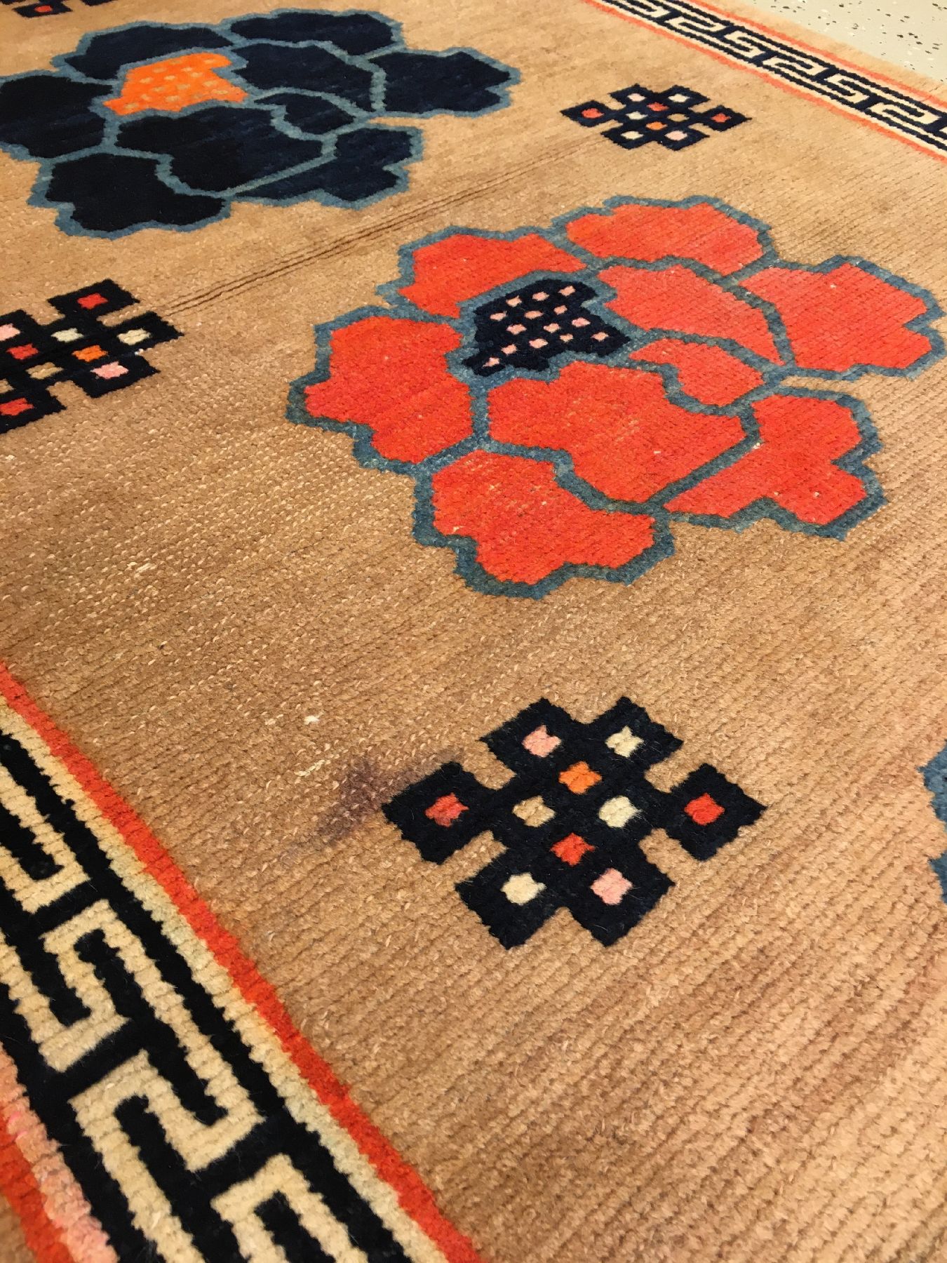 Detail d: Kampa-Dzong "Khaden" alt (Päonien), Südtibet, um 1920, Wolle geknüpft auf Wolle. Dekorativer tibetischer Schlafteppich mit Päonien ...