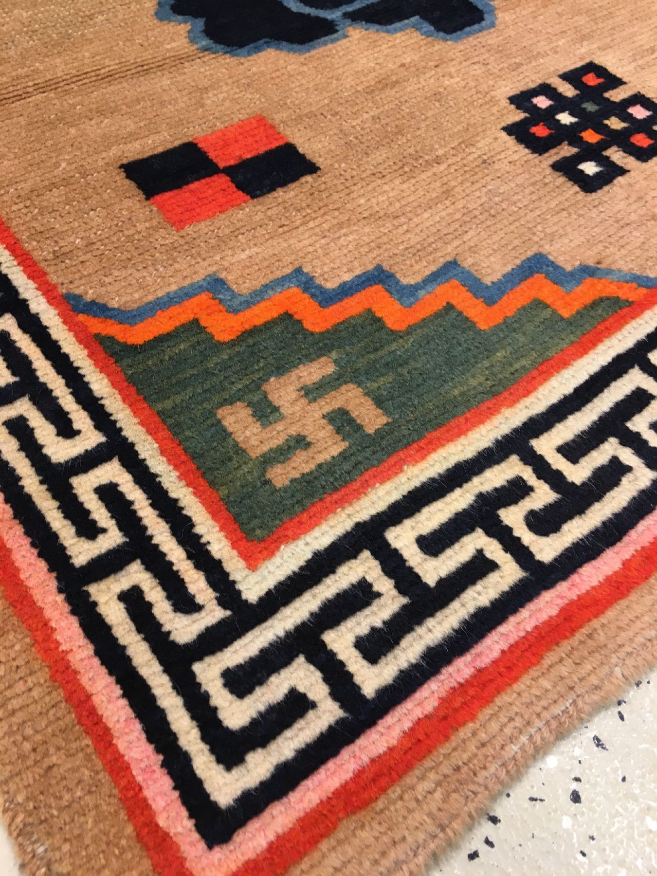 Detail f: Kampa-Dzong "Khaden" alt (Päonien), Südtibet, um 1920, Wolle geknüpft auf Wolle. Dekorativer tibetischer Schlafteppich mit Päonien ...