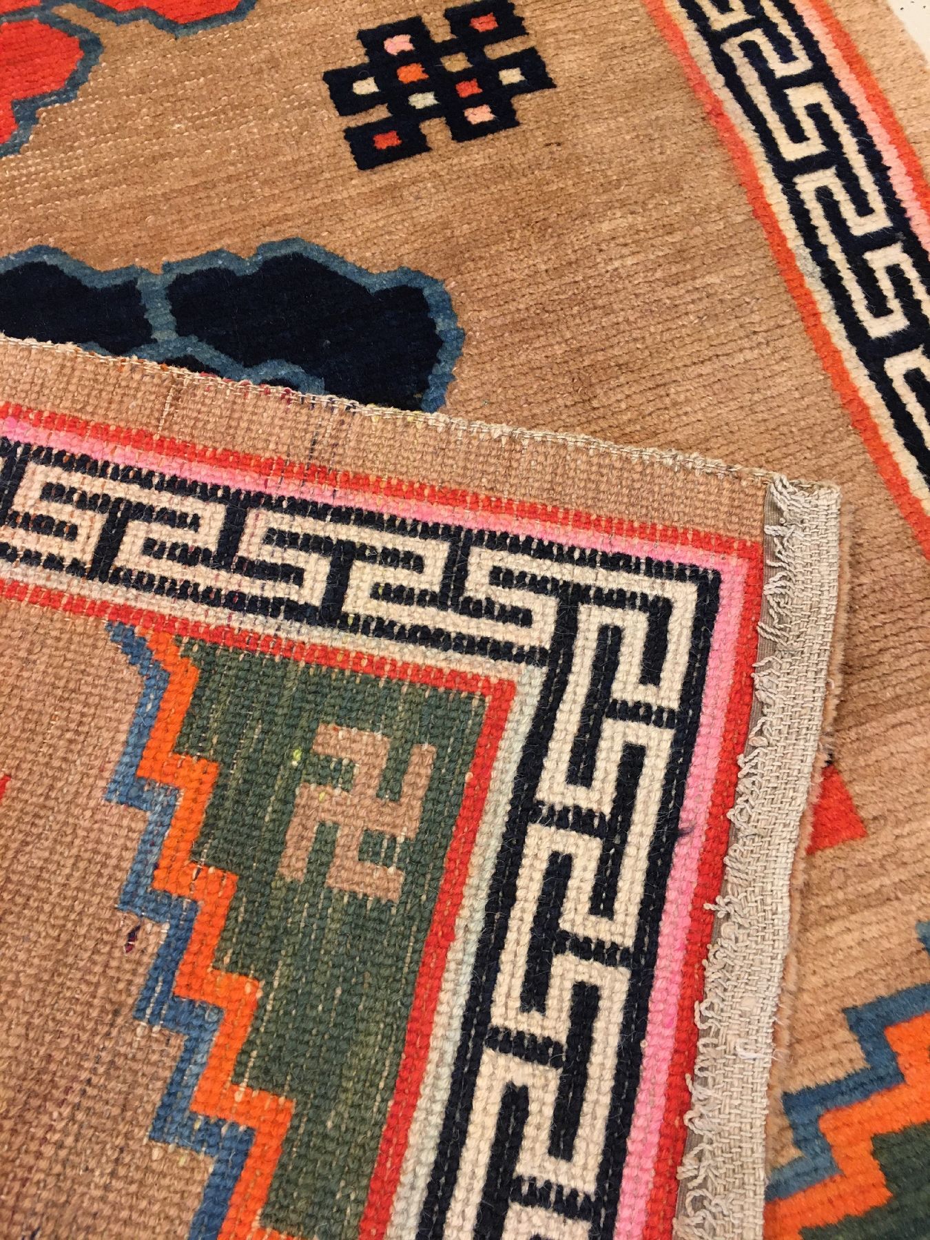 Detail h: Kampa-Dzong "Khaden" alt (Päonien), Südtibet, um 1920, Wolle geknüpft auf Wolle. Dekorativer tibetischer Schlafteppich mit Päonien ...