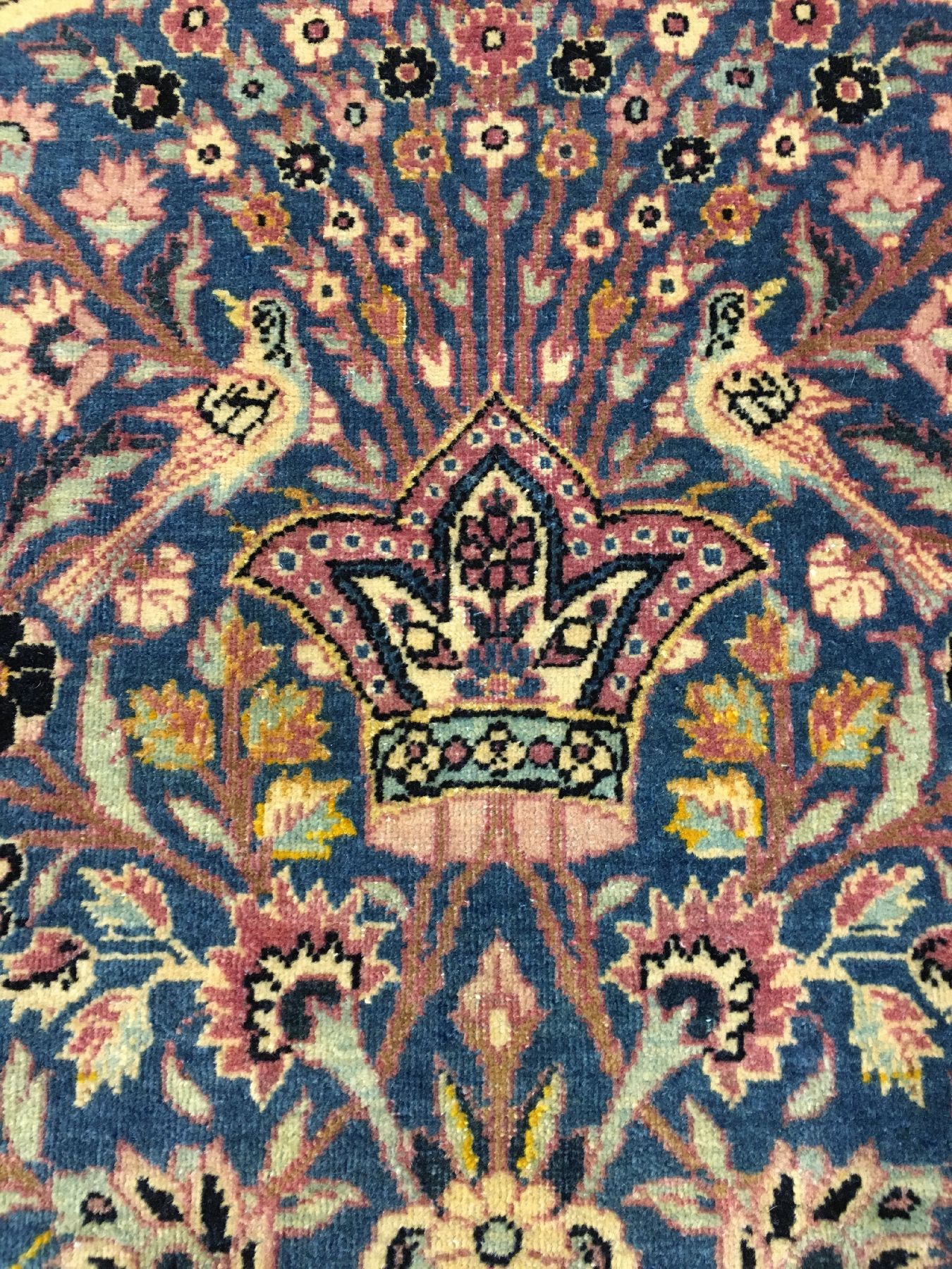 Detail c: Feiner Teheran antik (Mit Königskrone), Zentralpersien, um 1900, Korkwolle geknüpft auf Baumwolle. Hochwertiger Teheran mit sehr feiner Wolle und ...