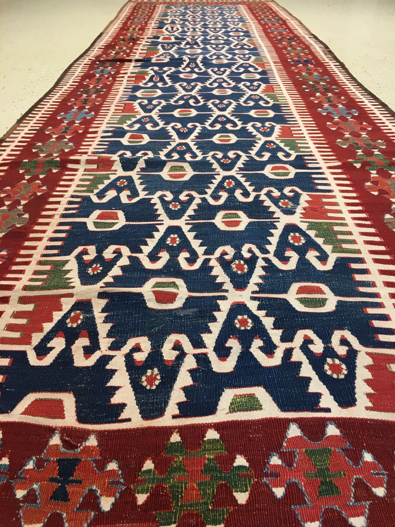 Detail b: Konya Kelim antik, Zentralanatolien, 19.Jhd., Wolle mit weißen Baumwoll-Highlights gewebt auf Wolle. Seltene Konya Kelim-Galerie im sogenannten ...
