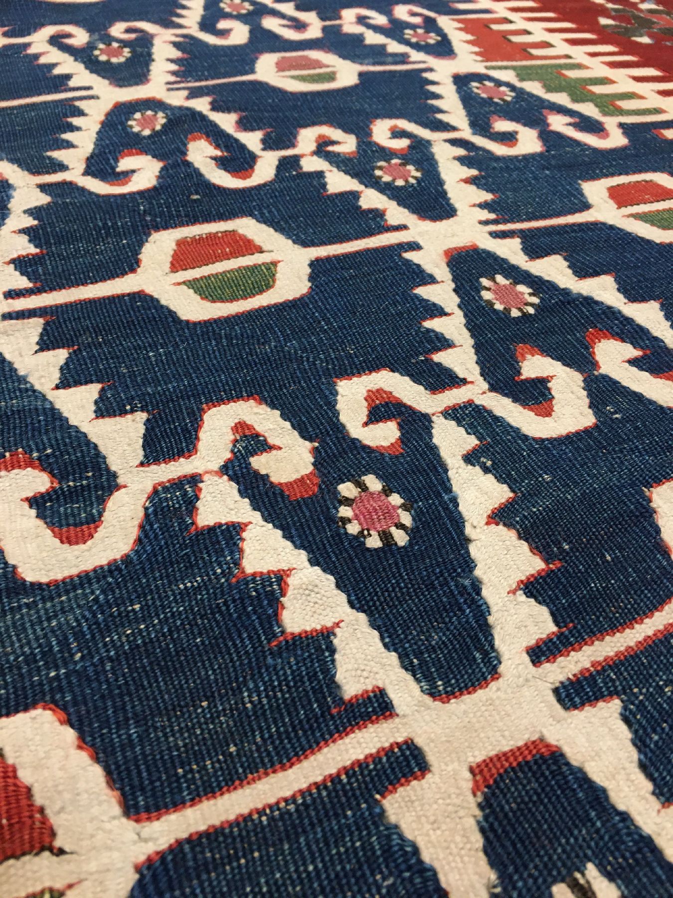 Detail d: Konya Kelim antik, Zentralanatolien, 19.Jhd., Wolle mit weißen Baumwoll-Highlights gewebt auf Wolle. Seltene Konya Kelim-Galerie im sogenannten ...