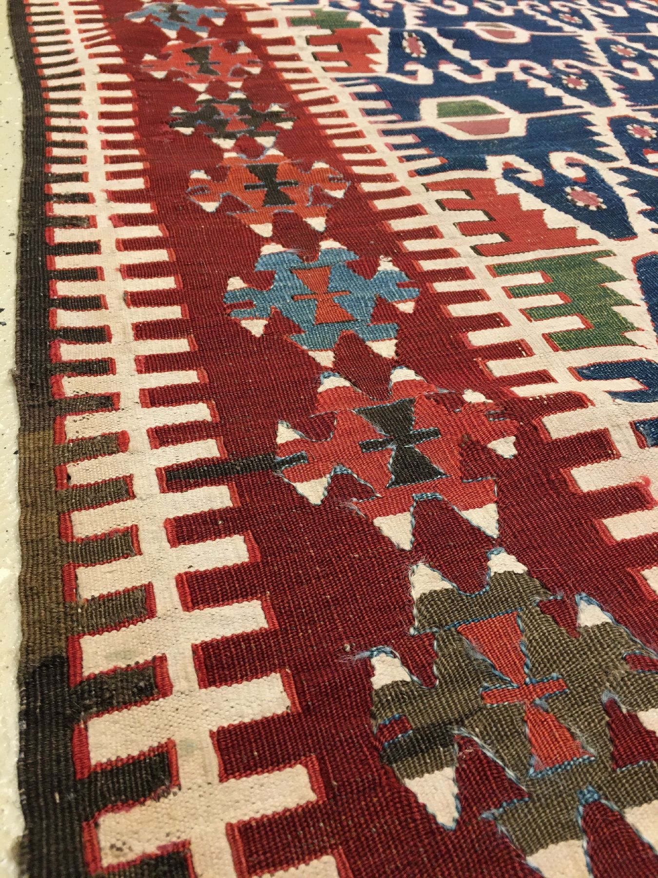 Detail e: Konya Kelim antik, Zentralanatolien, 19.Jhd., Wolle mit weißen Baumwoll-Highlights gewebt auf Wolle. Seltene Konya Kelim-Galerie im sogenannten ...