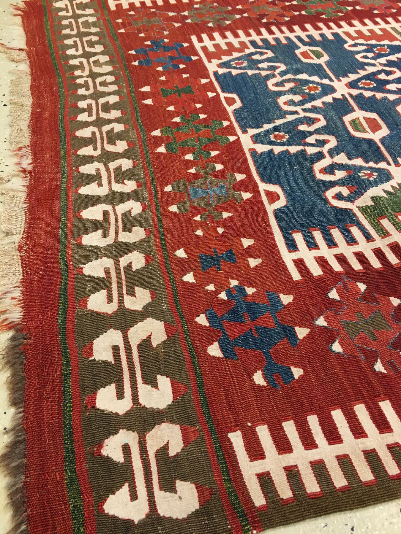 Detail g: Konya Kelim antik, Zentralanatolien, 19.Jhd., Wolle mit weißen Baumwoll-Highlights gewebt auf Wolle. Seltene Konya Kelim-Galerie im sogenannten ...