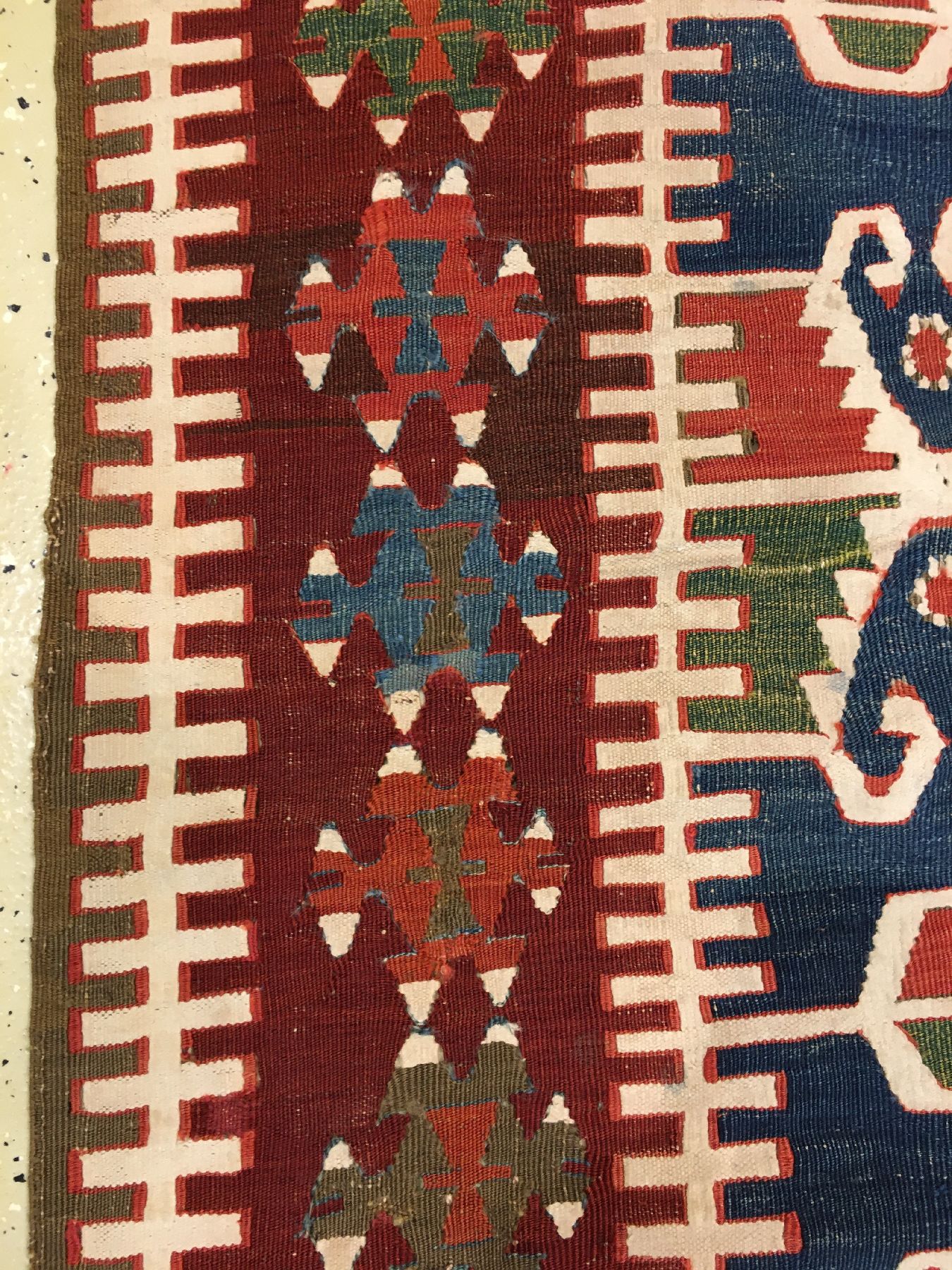 Detail h: Konya Kelim antik, Zentralanatolien, 19.Jhd., Wolle mit weißen Baumwoll-Highlights gewebt auf Wolle. Seltene Konya Kelim-Galerie im sogenannten ...