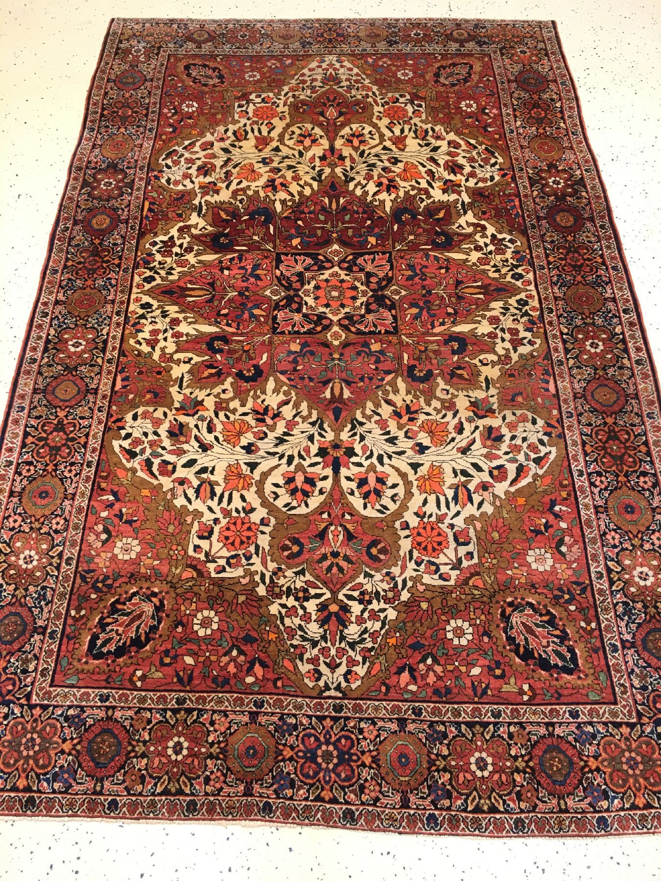 Detail a: Feiner Farahan antik, Westpersien, um 1900, Korkwolle geknüpft auf Baumwolle. Feiner Sarogh-Farahan mit typischen Medaillon Design auf ...