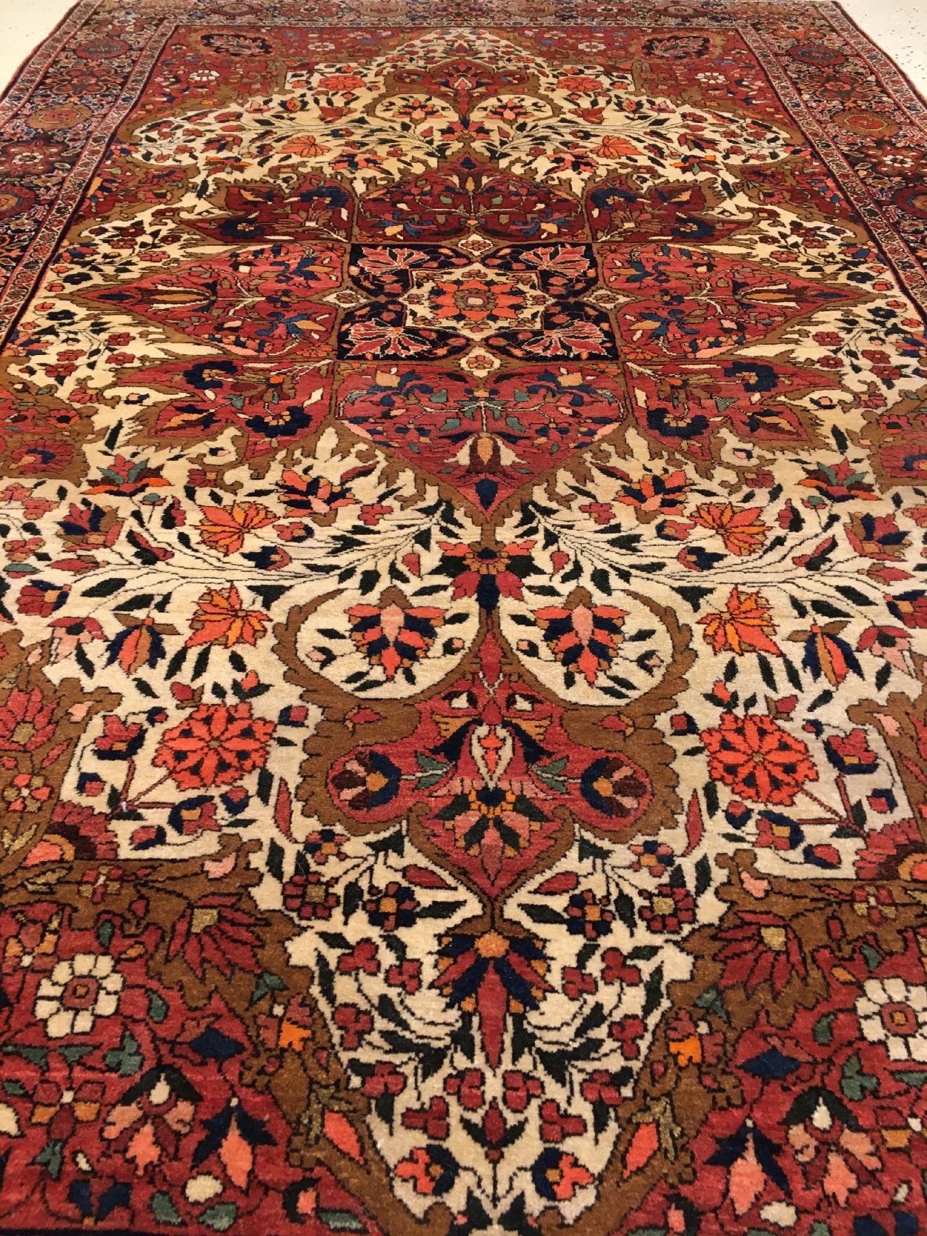 Detail b: Feiner Farahan antik, Westpersien, um 1900, Korkwolle geknüpft auf Baumwolle. Feiner Sarogh-Farahan mit typischen Medaillon Design auf ...