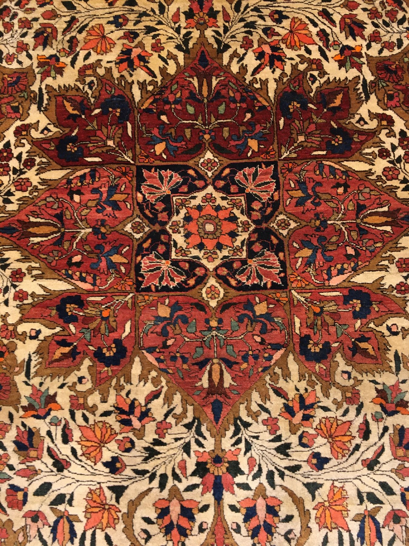 Detail c: Feiner Farahan antik, Westpersien, um 1900, Korkwolle geknüpft auf Baumwolle. Feiner Sarogh-Farahan mit typischen Medaillon Design auf ...