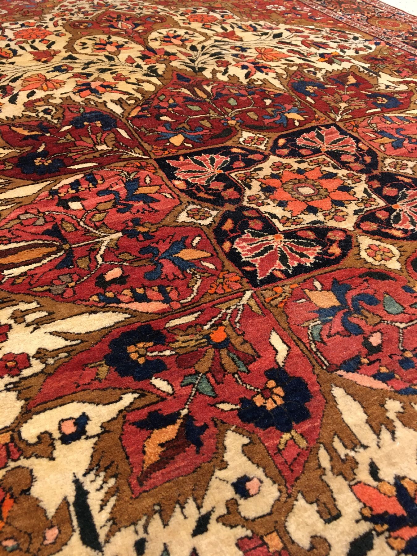 Detail d: Feiner Farahan antik, Westpersien, um 1900, Korkwolle geknüpft auf Baumwolle. Feiner Sarogh-Farahan mit typischen Medaillon Design auf ...