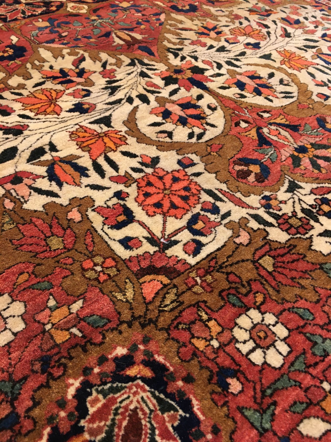 Detail e: Feiner Farahan antik, Westpersien, um 1900, Korkwolle geknüpft auf Baumwolle. Feiner Sarogh-Farahan mit typischen Medaillon Design auf ...