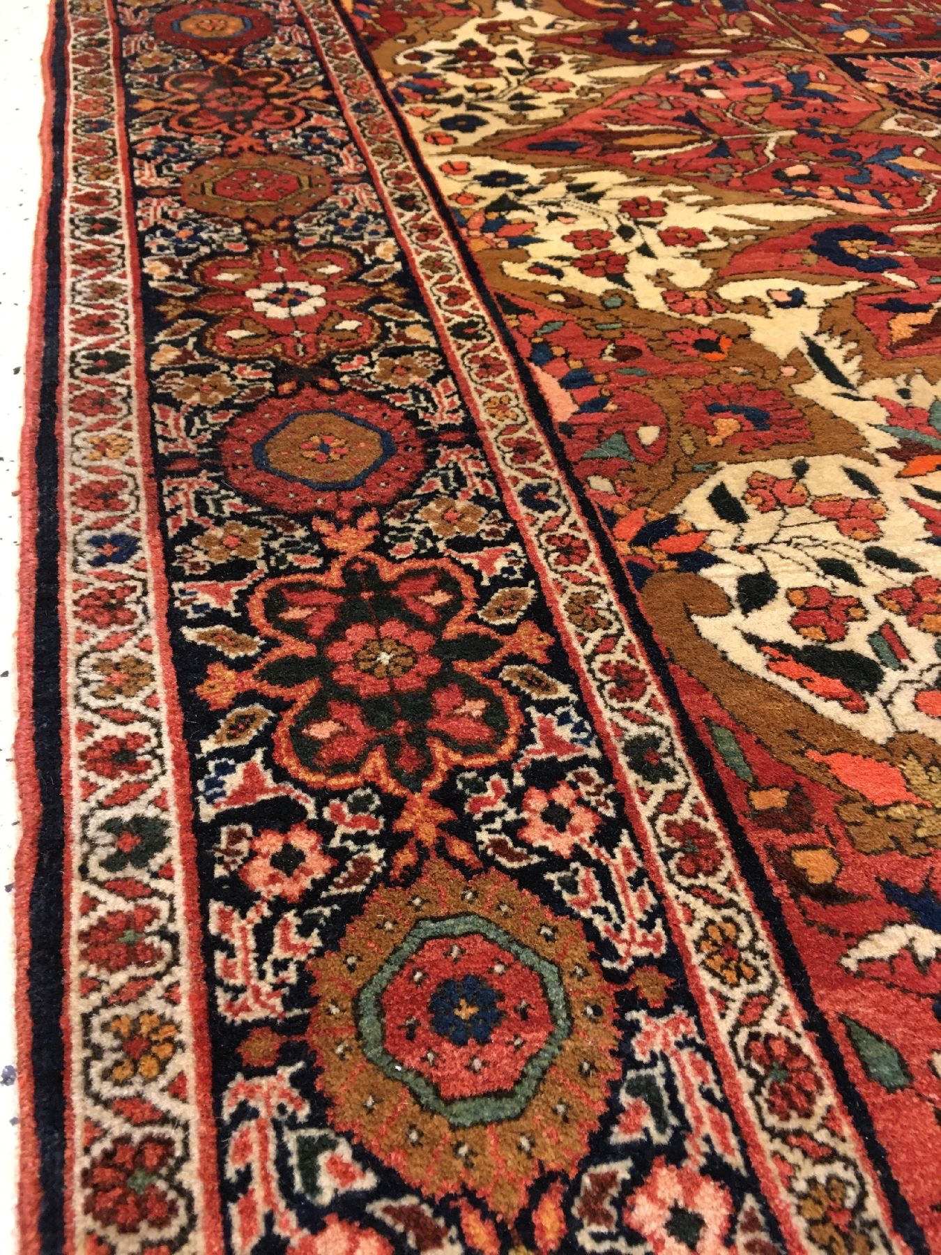 Detail f: Feiner Farahan antik, Westpersien, um 1900, Korkwolle geknüpft auf Baumwolle. Feiner Sarogh-Farahan mit typischen Medaillon Design auf ...
