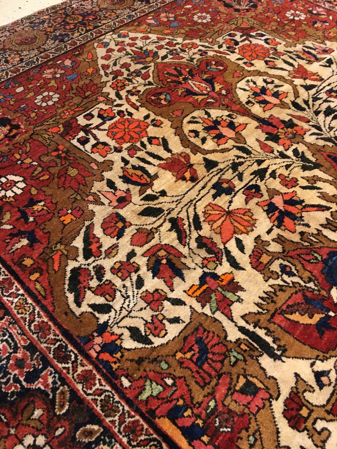 Detail g: Feiner Farahan antik, Westpersien, um 1900, Korkwolle geknüpft auf Baumwolle. Feiner Sarogh-Farahan mit typischen Medaillon Design auf ...