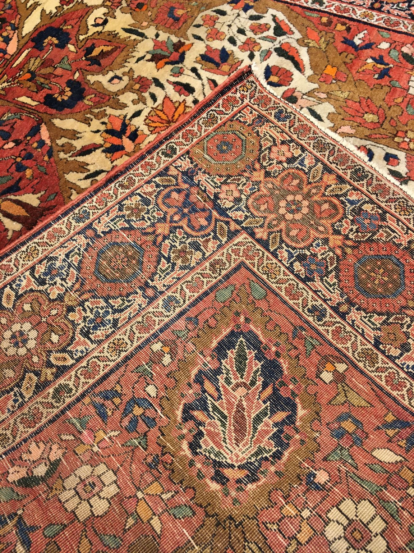 Detail h: Feiner Farahan antik, Westpersien, um 1900, Korkwolle geknüpft auf Baumwolle. Feiner Sarogh-Farahan mit typischen Medaillon Design auf ...