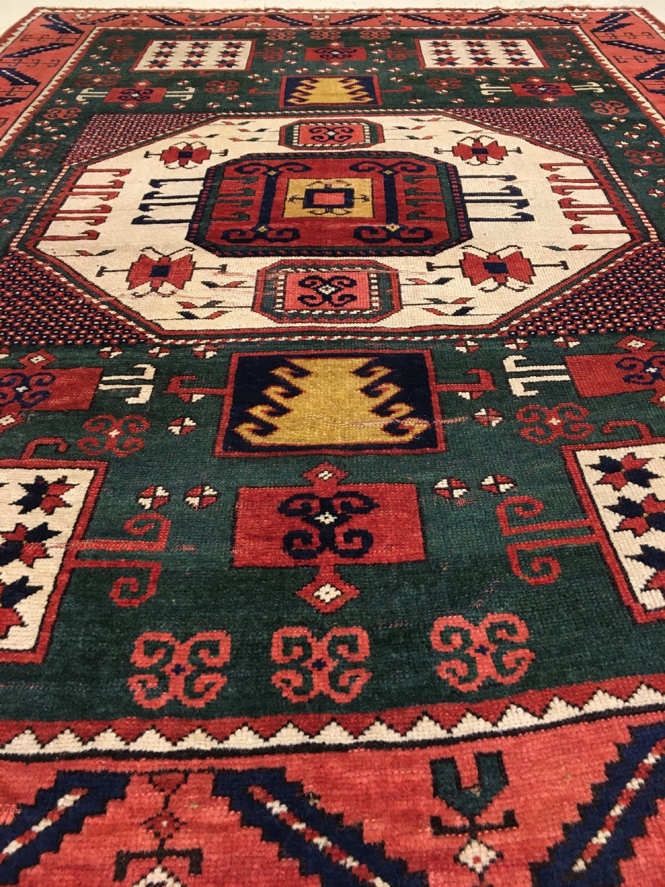 Detail b: Seltener grüner Karatchoph Kasak antik, Südwestkaukasus, 19.Jhd., Wolle geknüpft auf Wolle. Breitformatiger Karatchoph Kasak mit Vier-und-Eins ...