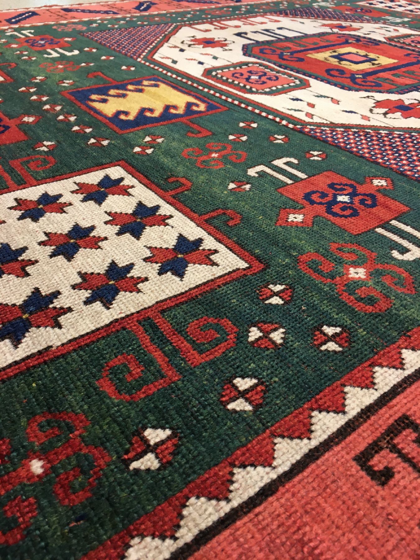 Detail c: Seltener grüner Karatchoph Kasak antik, Südwestkaukasus, 19.Jhd., Wolle geknüpft auf Wolle. Breitformatiger Karatchoph Kasak mit Vier-und-Eins ...