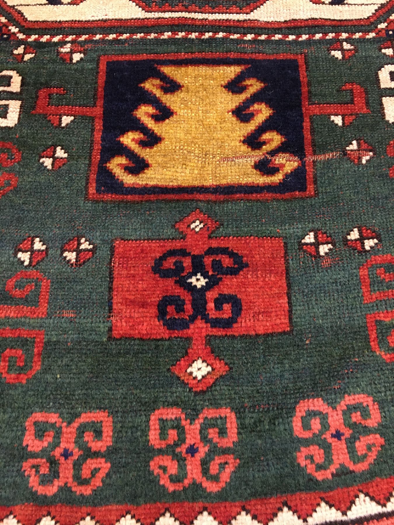 Detail f: Seltener grüner Karatchoph Kasak antik, Südwestkaukasus, 19.Jhd., Wolle geknüpft auf Wolle. Breitformatiger Karatchoph Kasak mit Vier-und-Eins ...