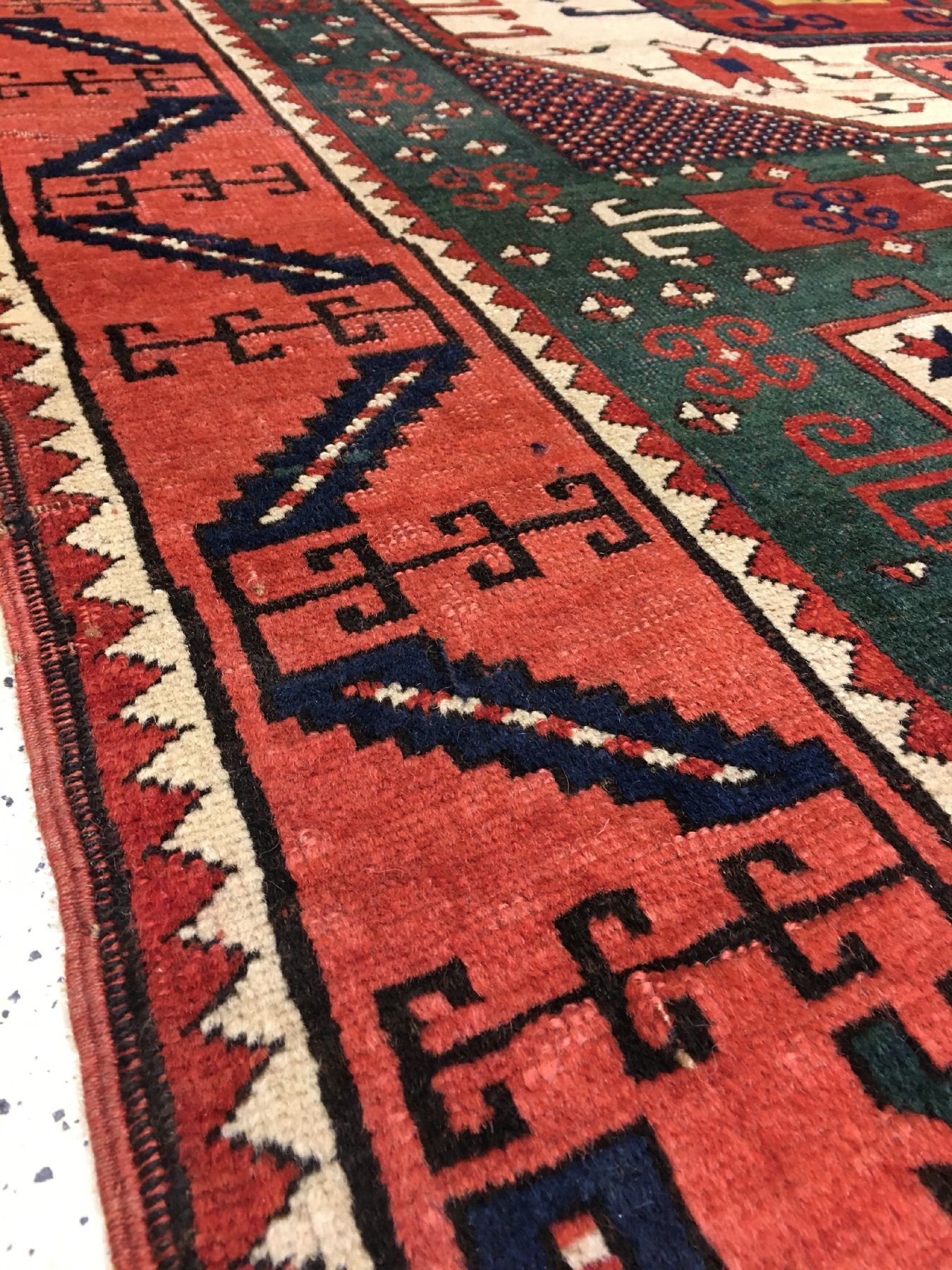 Detail g: Seltener grüner Karatchoph Kasak antik, Südwestkaukasus, 19.Jhd., Wolle geknüpft auf Wolle. Breitformatiger Karatchoph Kasak mit Vier-und-Eins ...