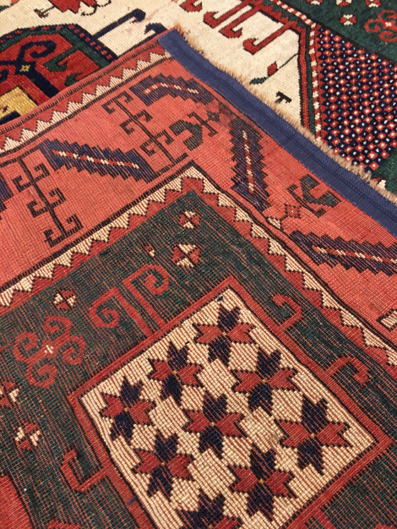 Detail h: Seltener grüner Karatchoph Kasak antik, Südwestkaukasus, 19.Jhd., Wolle geknüpft auf Wolle. Breitformatiger Karatchoph Kasak mit Vier-und-Eins ...