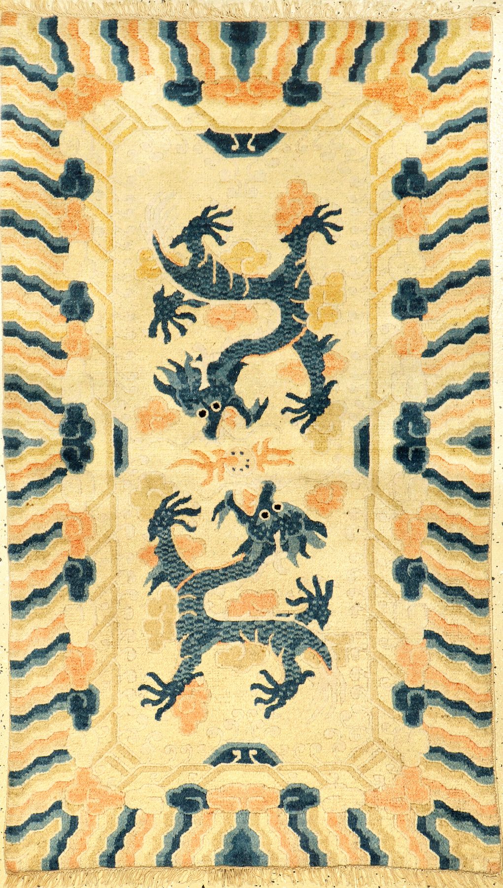 Ning-Hsia "Drachenteppich" antik, Westchina, 19.Jhd., Wolle geknüpft auf Baumwolle. Seltener Ning-Hsia mit zwei fünfklauige ...