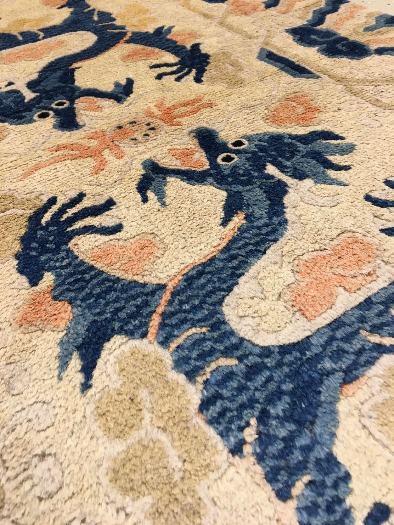 Detail b: Ning-Hsia "Drachenteppich" antik, Westchina, 19.Jhd., Wolle geknüpft auf Baumwolle. Seltener Ning-Hsia mit zwei fünfklauige ...