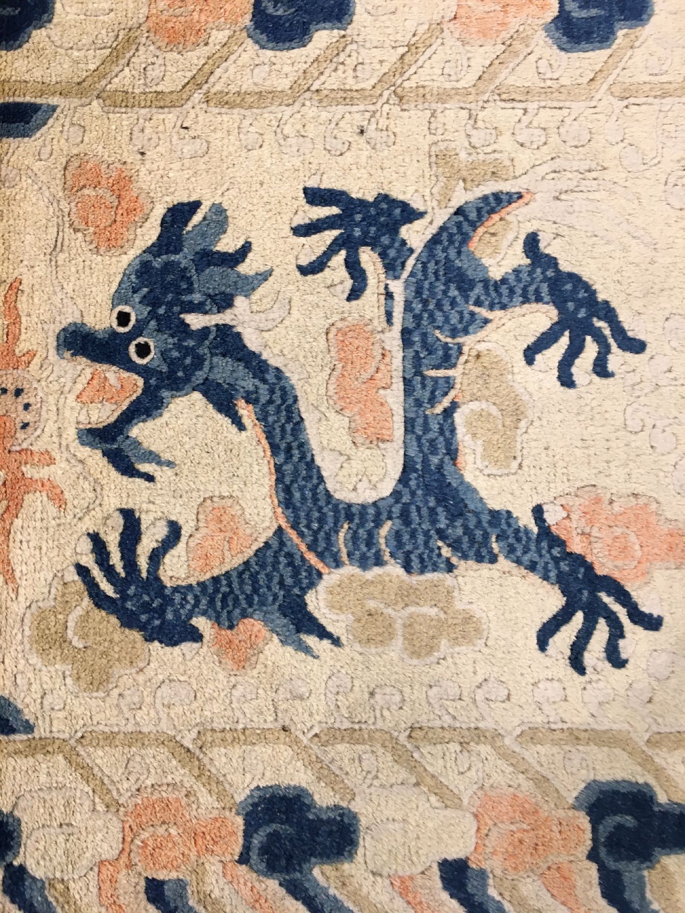 Detail c: Ning-Hsia "Drachenteppich" antik, Westchina, 19.Jhd., Wolle geknüpft auf Baumwolle. Seltener Ning-Hsia mit zwei fünfklauige ...