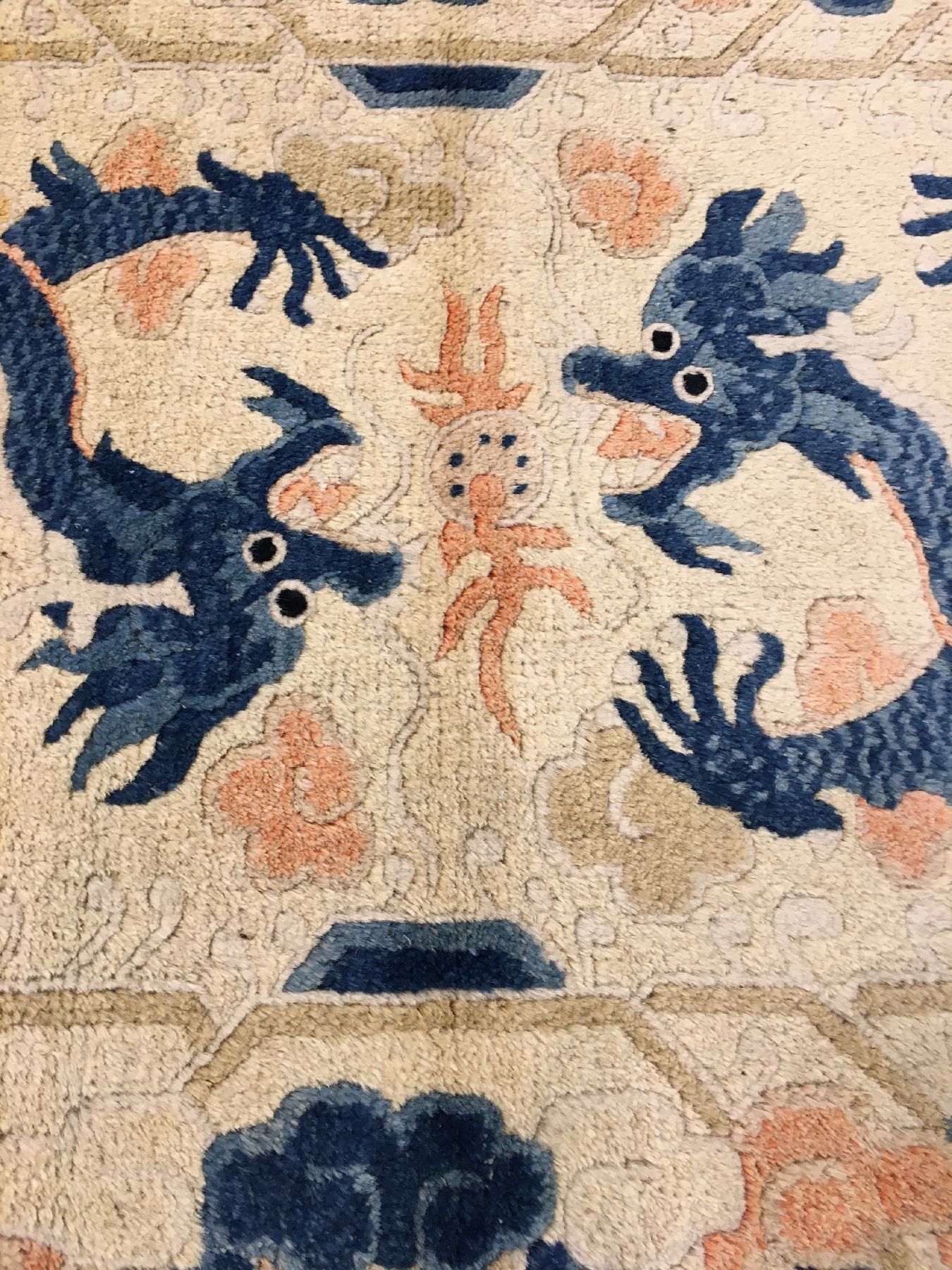 Detail d: Ning-Hsia "Drachenteppich" antik, Westchina, 19.Jhd., Wolle geknüpft auf Baumwolle. Seltener Ning-Hsia mit zwei fünfklauige ...