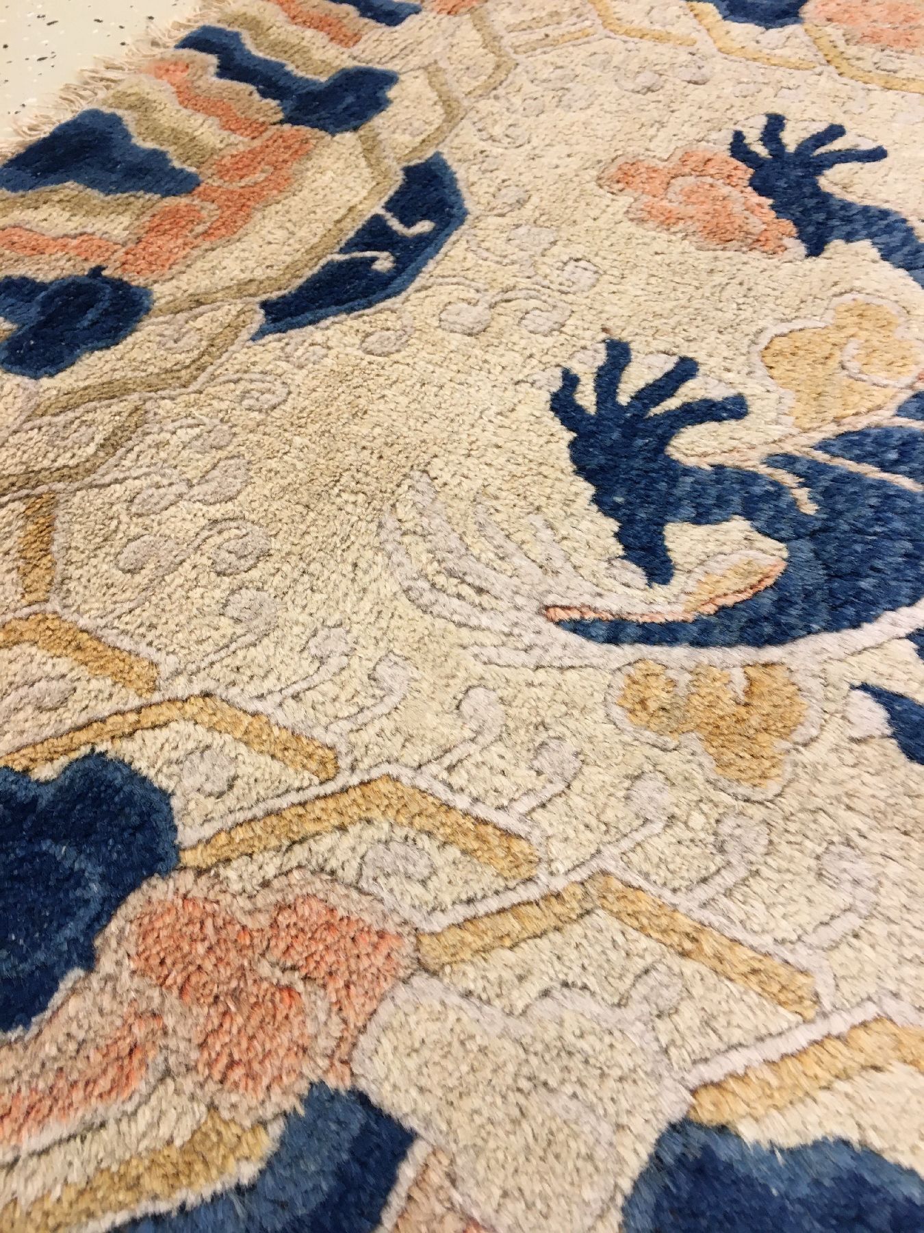 Detail e: Ning-Hsia "Drachenteppich" antik, Westchina, 19.Jhd., Wolle geknüpft auf Baumwolle. Seltener Ning-Hsia mit zwei fünfklauige ...