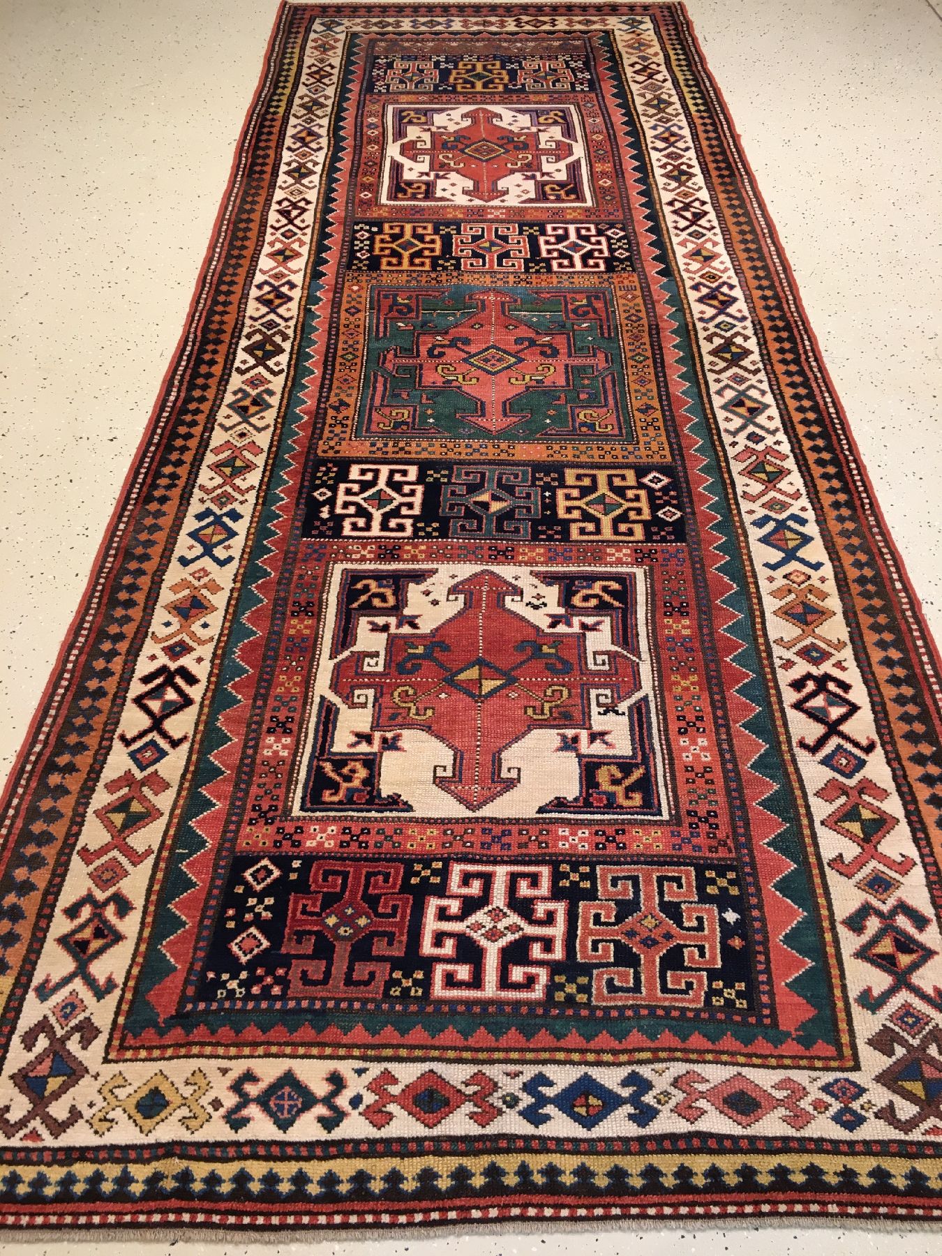 Detail a: Seltener Schahsavan antik, Nordwestpersien, 19.Jhd., Wolle geknüpft auf Wolle. Rarer geknüpfter Teppich im sogenannten "Long-Rug" Format ...